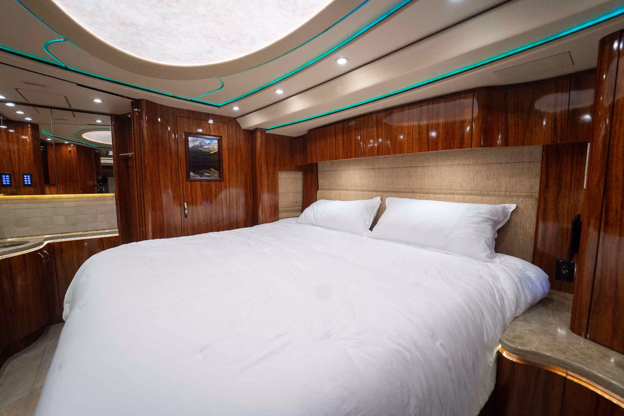 Interior bedroom of Marathon Coach 1253