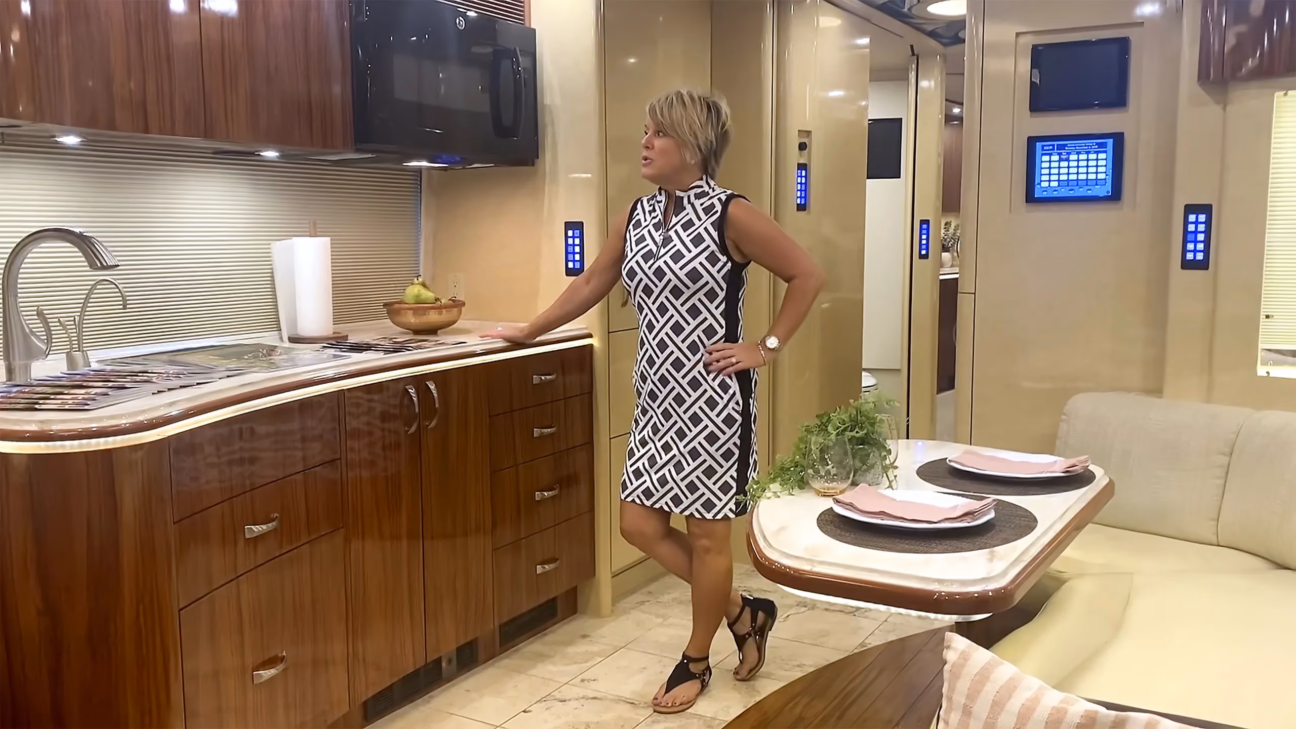 2016 Marathon Prevost X3-45 (1225): RDAAMC Ep.137