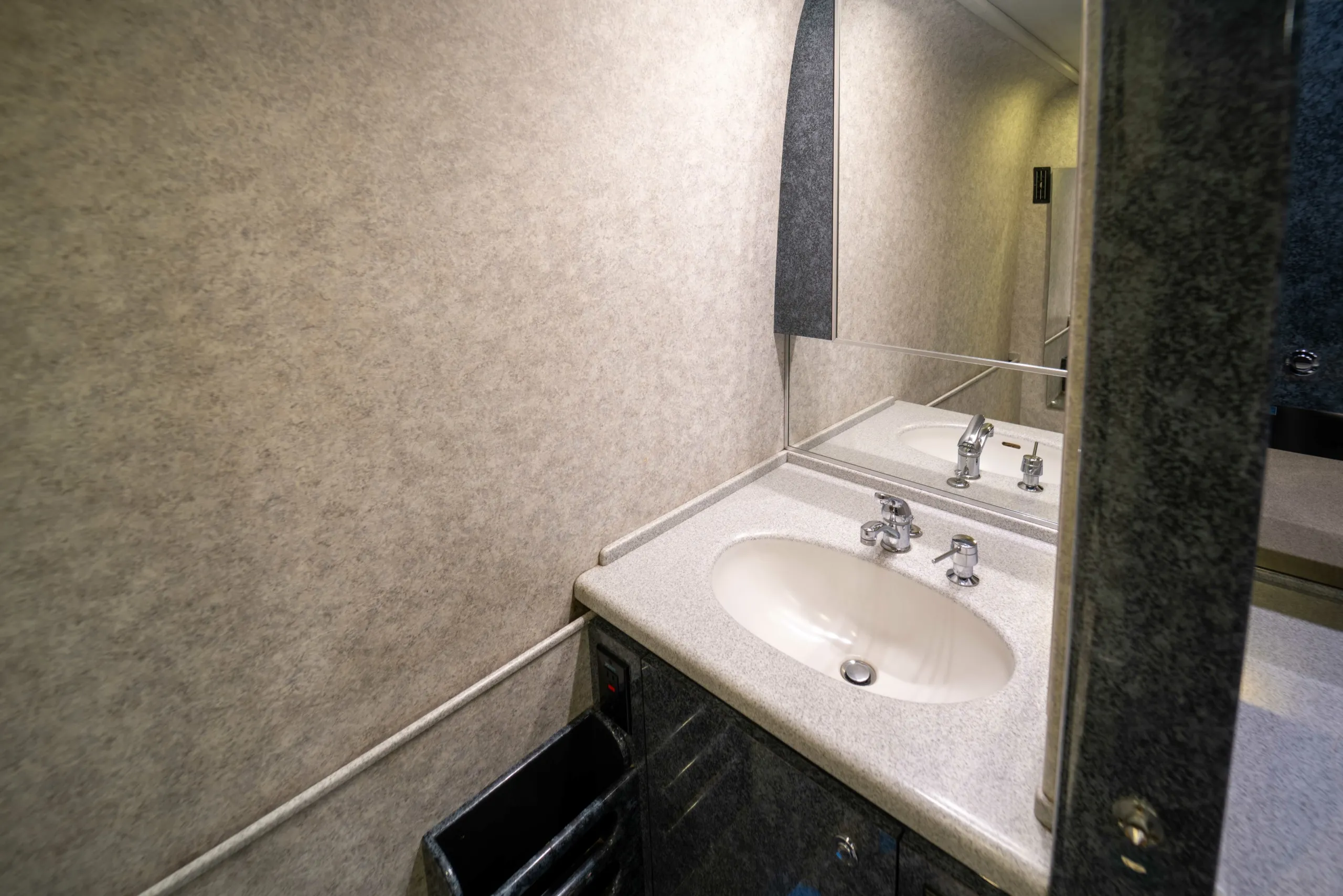 Salon overview of Marathon Coach 0359