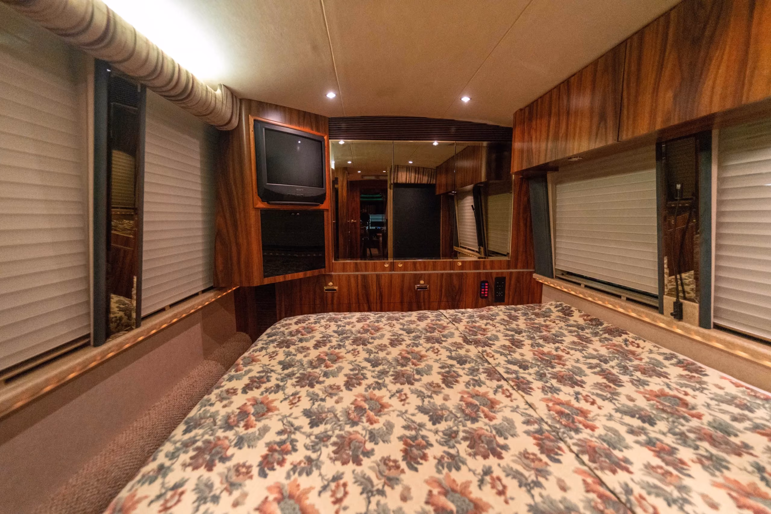 Bedroom area of Marathon Coach 0363
