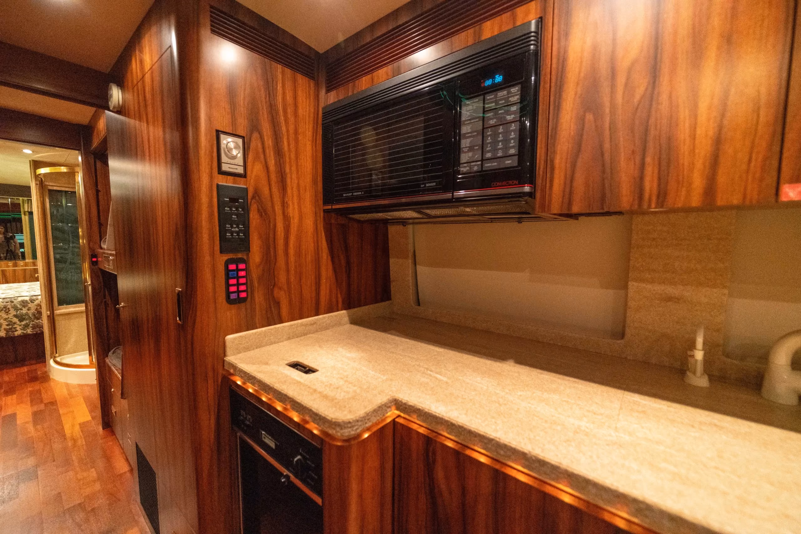 Mid-coach interior of Marathon Coach 0363