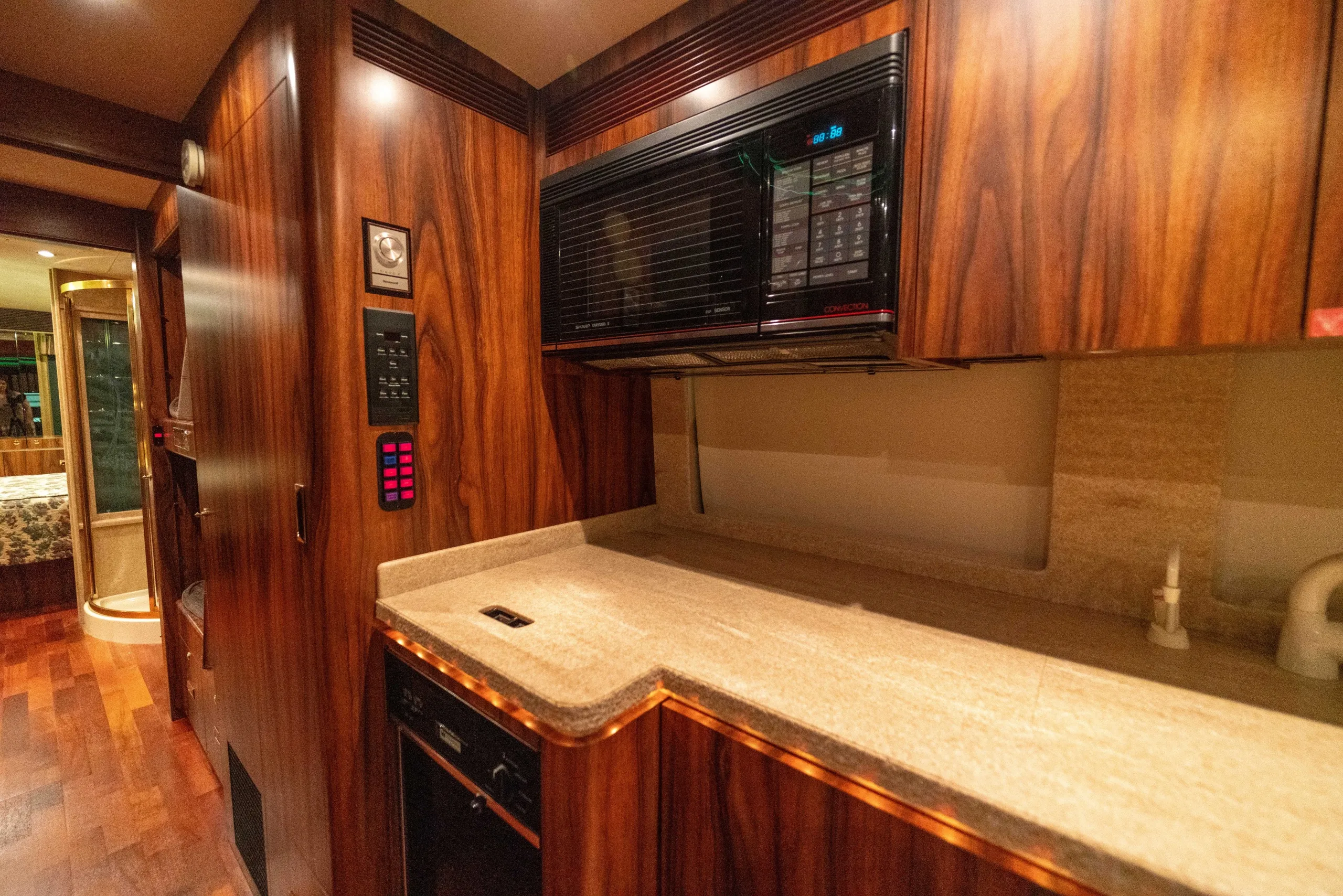 Mid-coach interior of Marathon Coach 0363