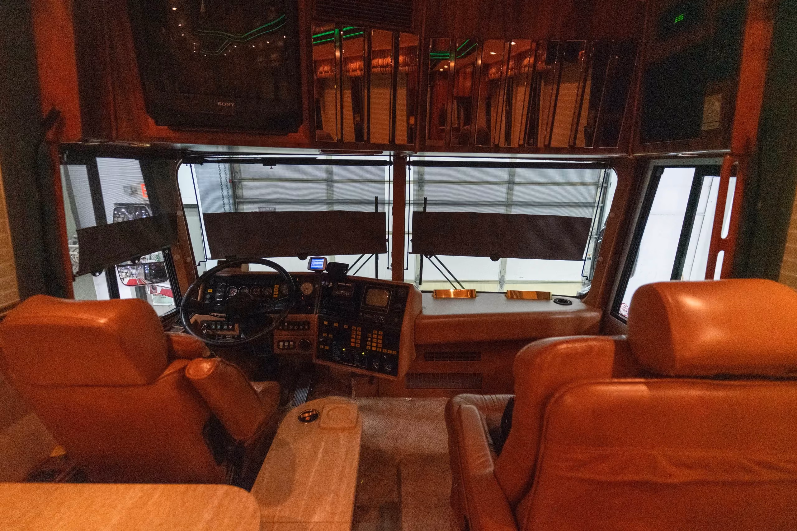 Fixture close-up in Marathon Coach 0363