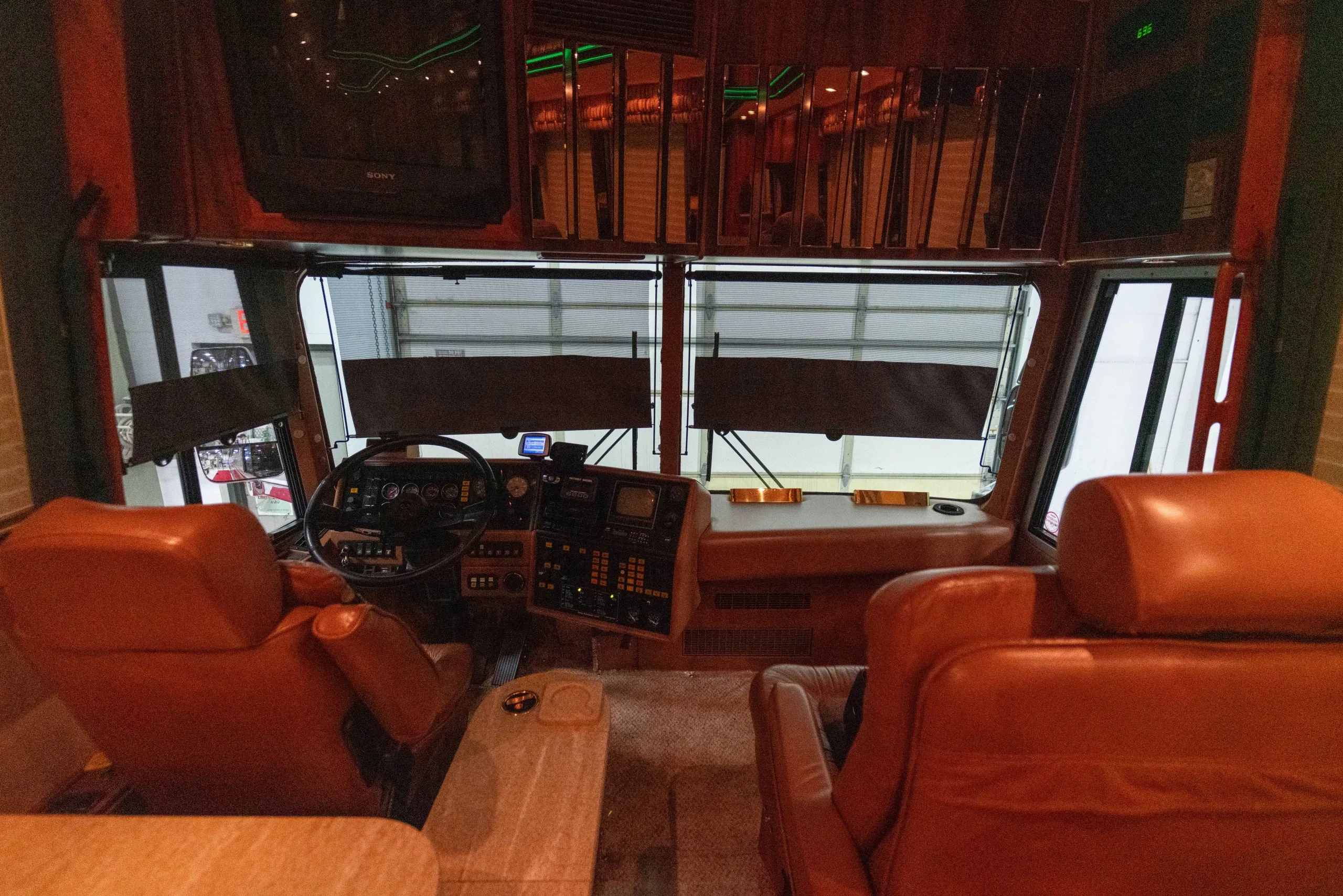 Fixture close-up in Marathon Coach 0363