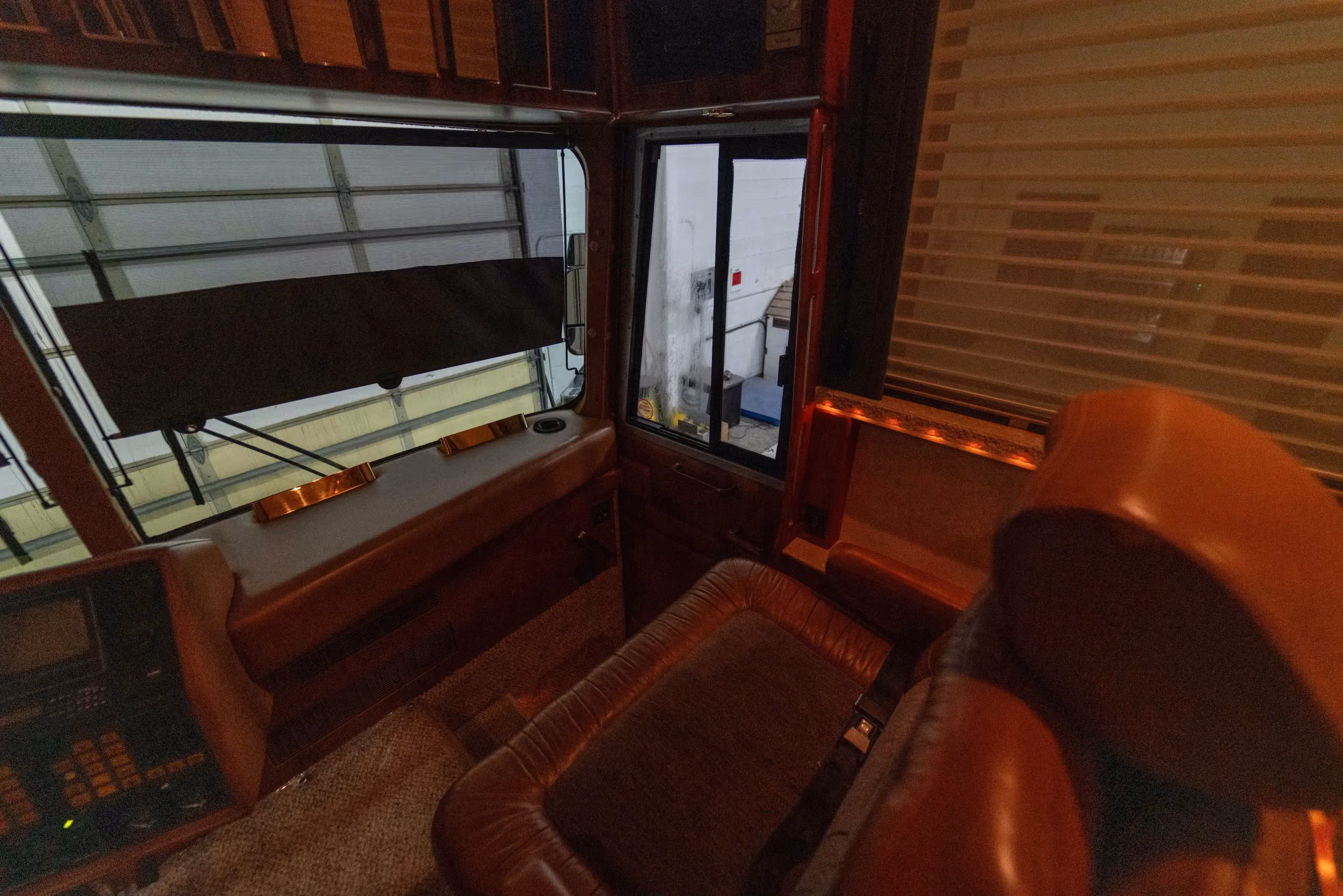 Vanity and sink detail in Marathon Coach 0363