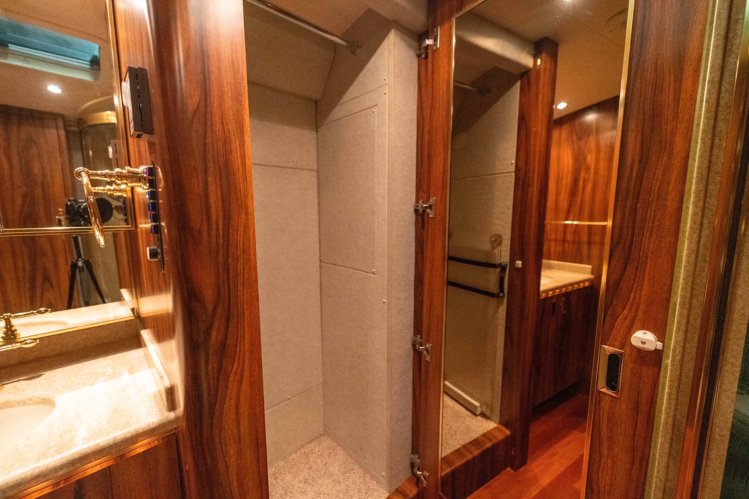 Rear suite of Marathon Coach 0363