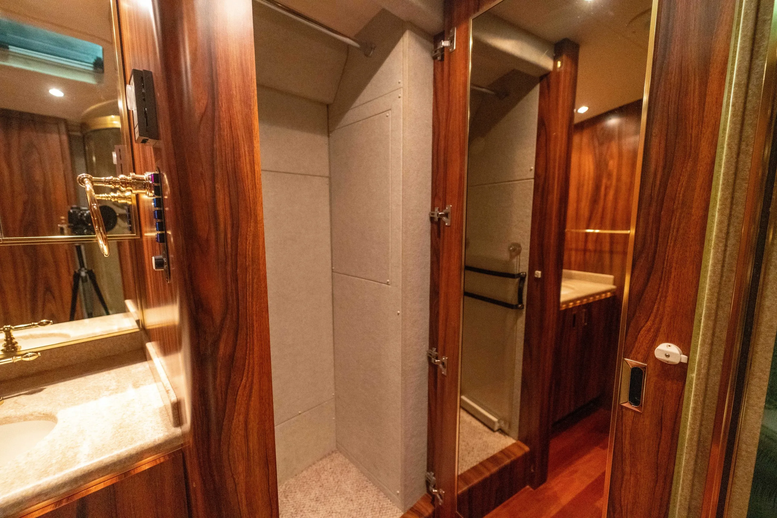 Rear suite of Marathon Coach 0363