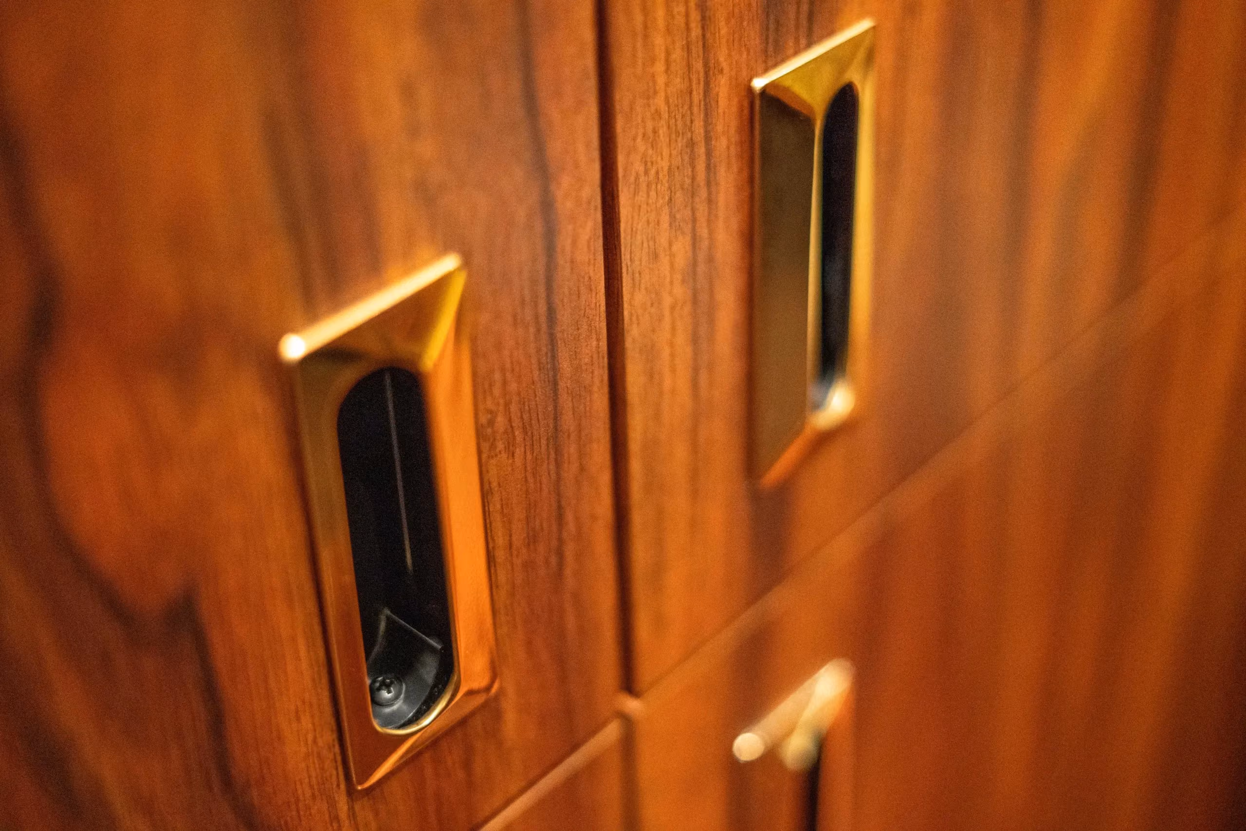 Flooring and finish close-up in Marathon Coach 0363