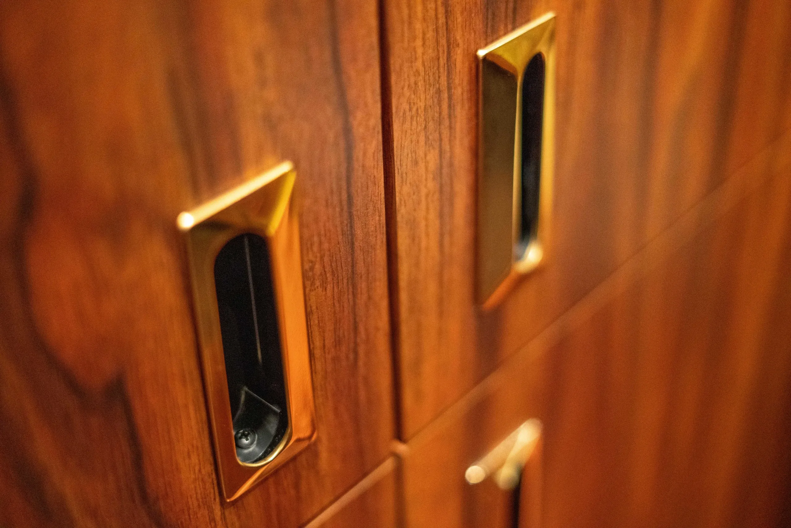 Flooring and finish close-up in Marathon Coach 0363