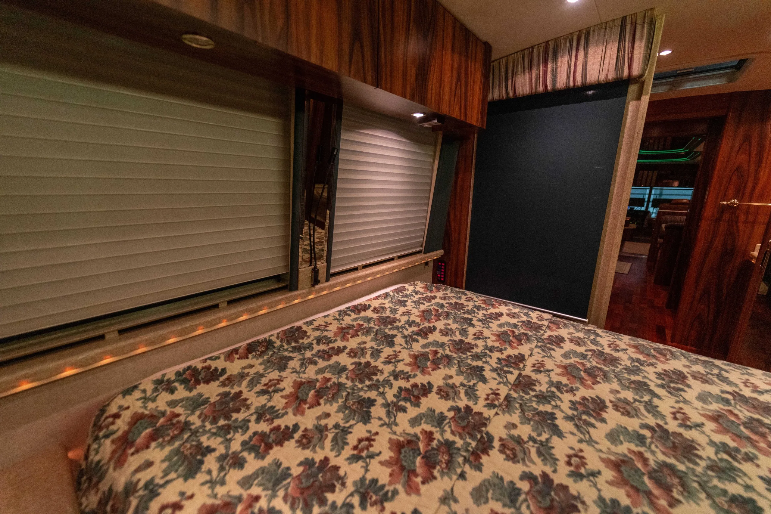 Interior view of 1995 Marathon Coach 0363