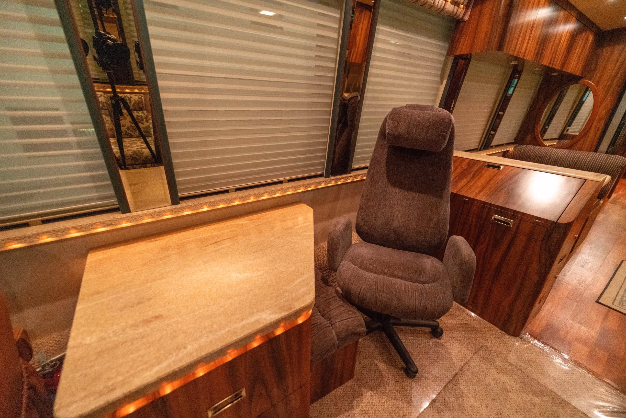 Salon detail in Marathon Coach 0363
