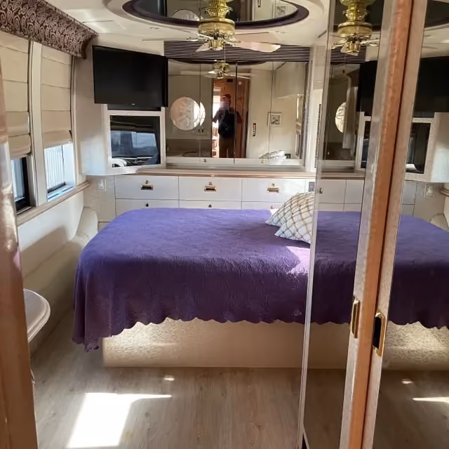 Mid-coach interior of Marathon Coach 0705