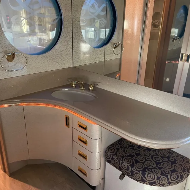 Vanity and sink in Marathon Coach 0705