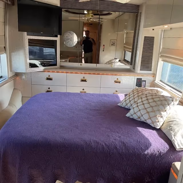 Bathroom area of Marathon Coach 0705