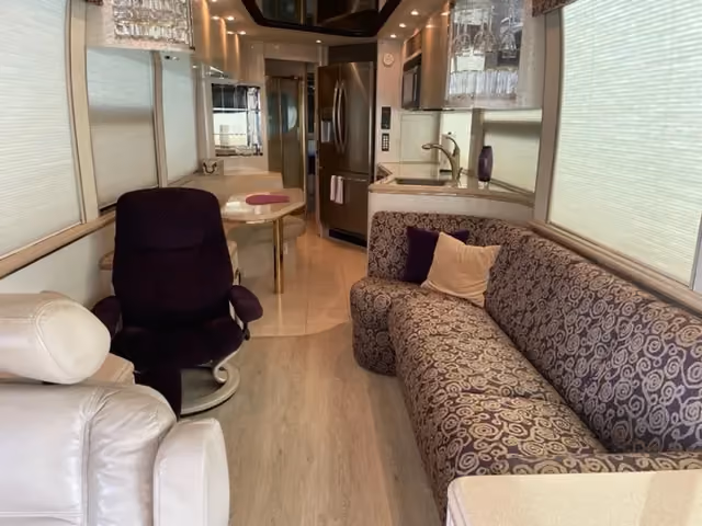 Salon overview of Marathon Coach 0705