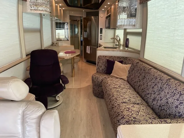 Salon overview of Marathon Coach 0705