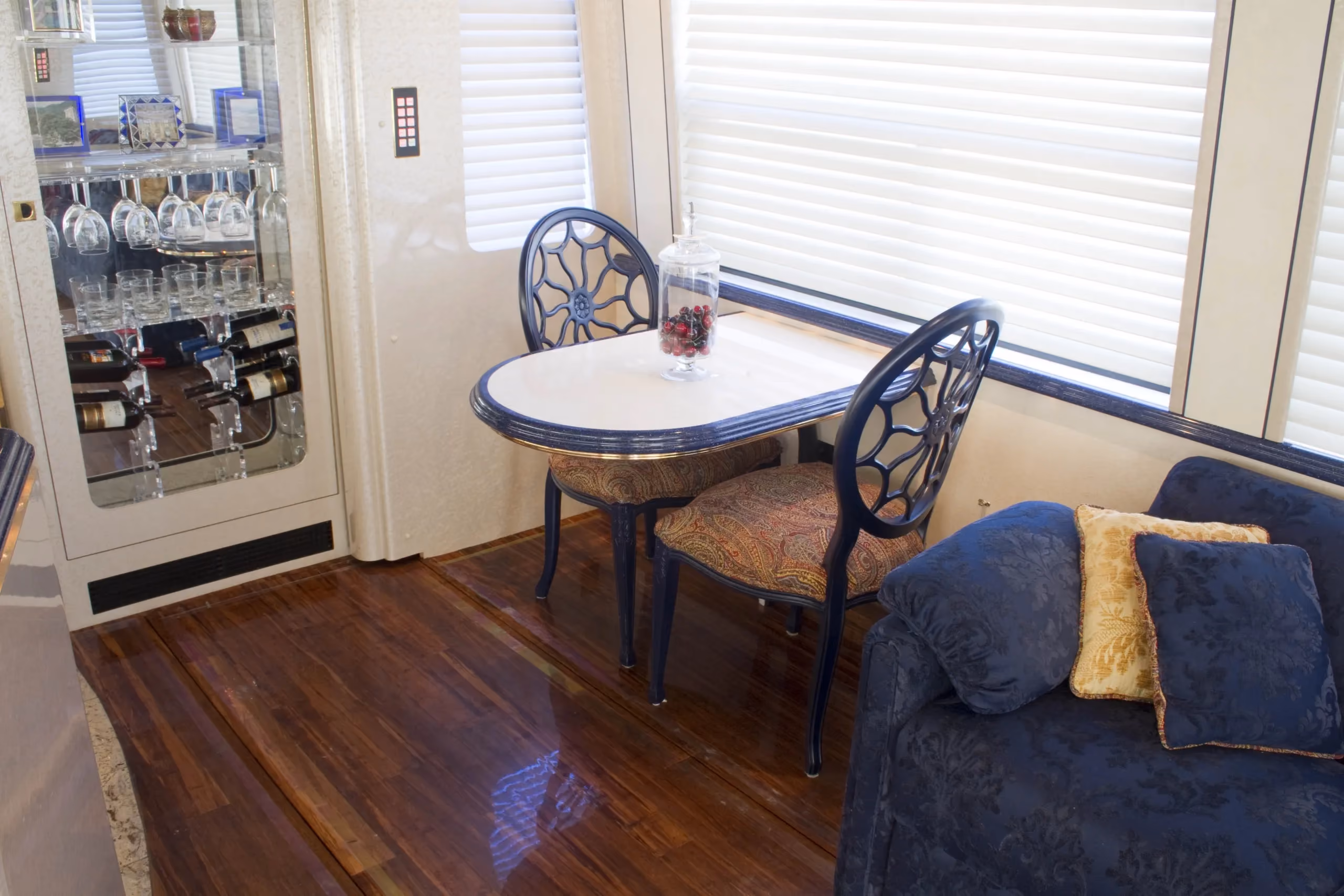 Living area of Marathon Coach 0735