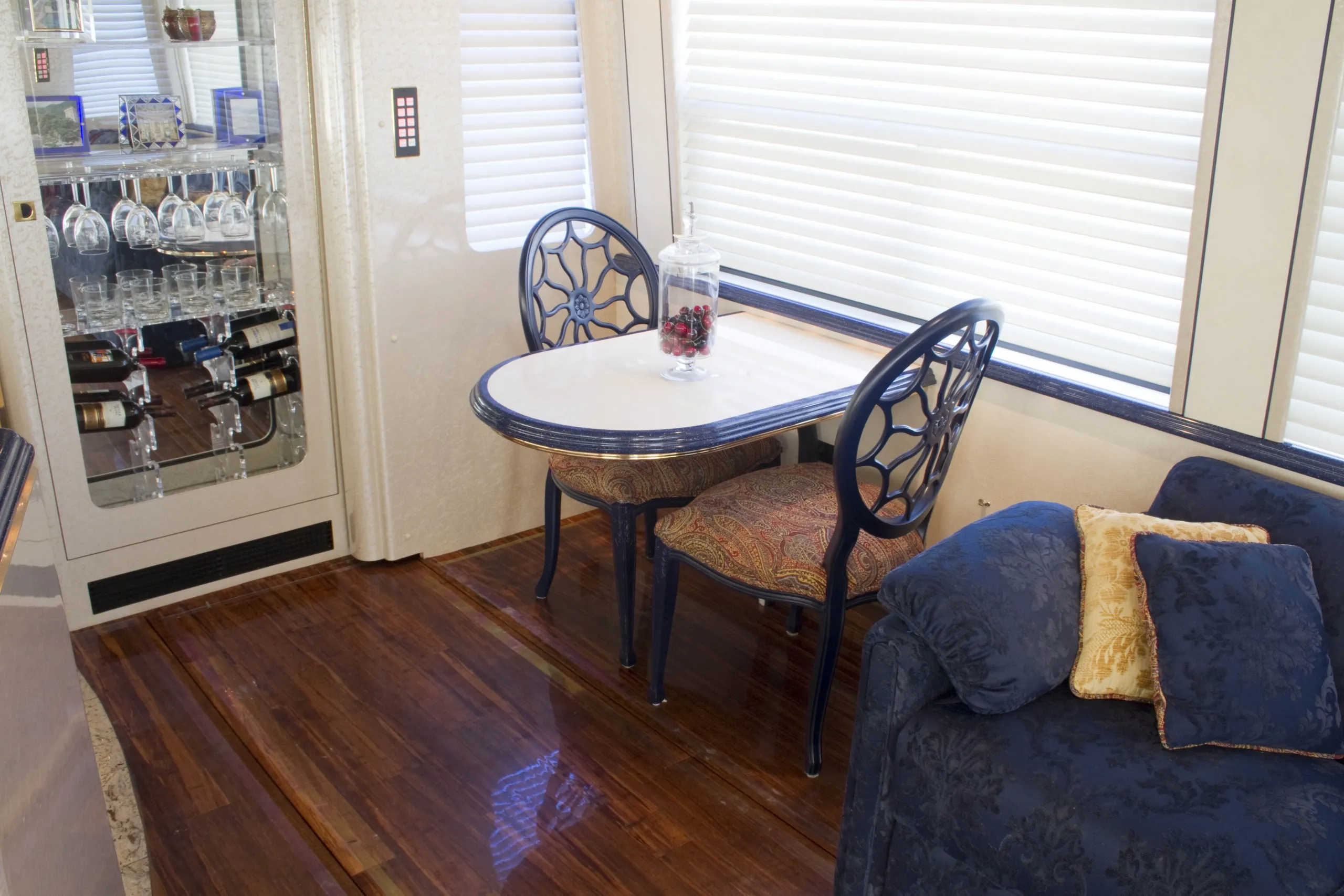 Living area of Marathon Coach 0735
