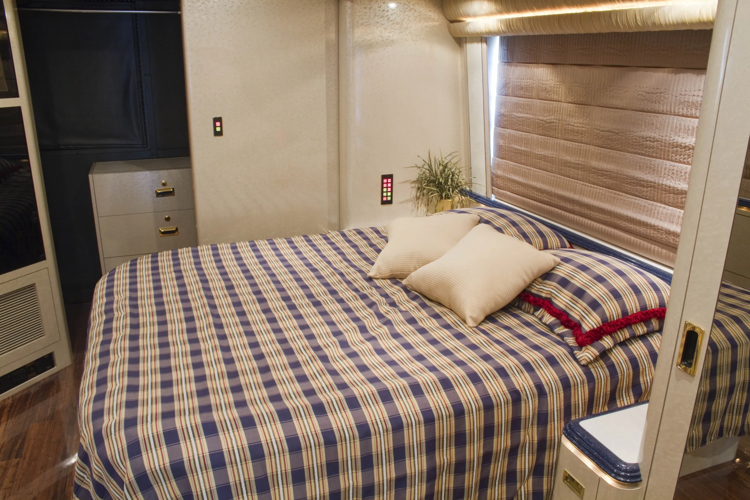 Cockpit with flip-down TV in Marathon Coach 0735