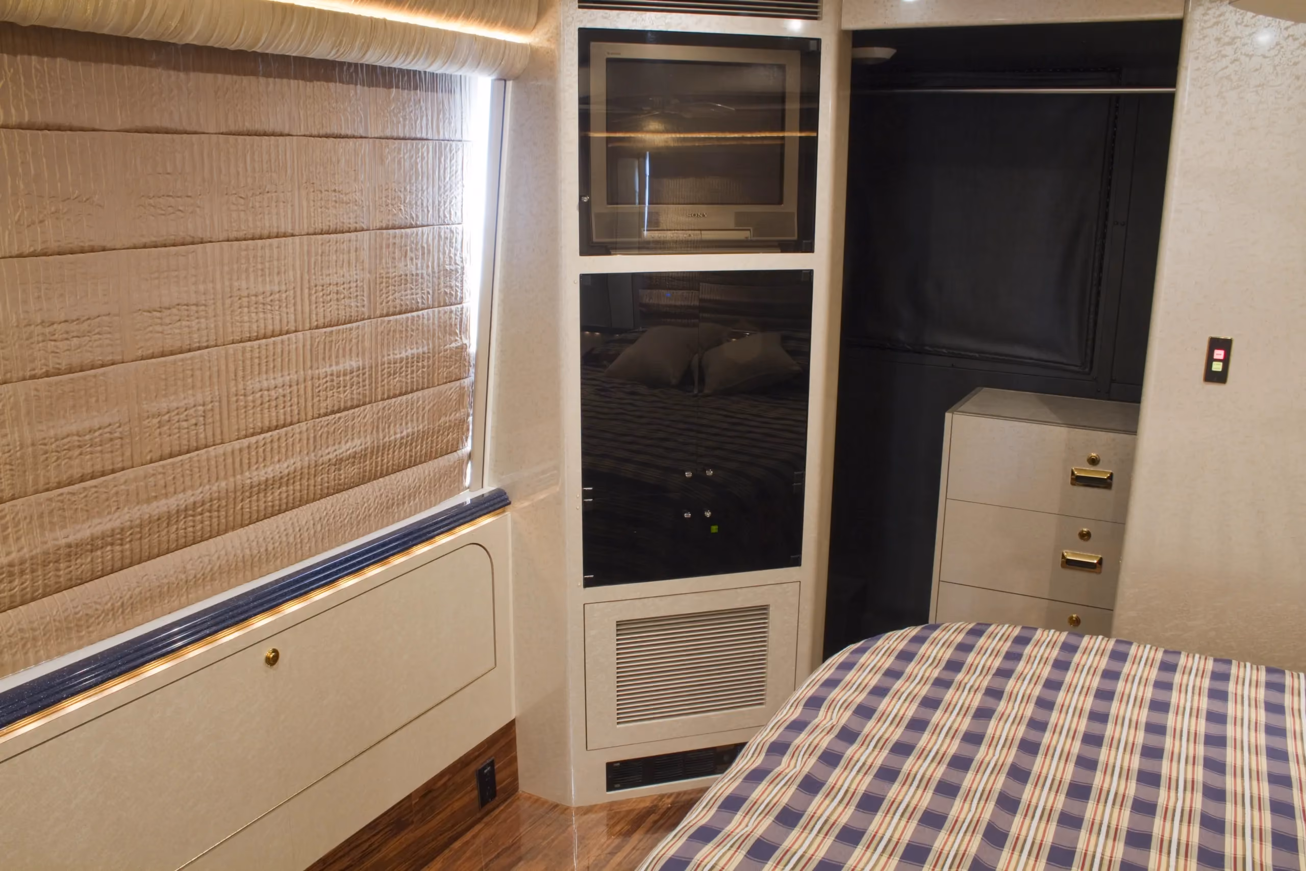 Galley kitchen of Marathon Coach 0735