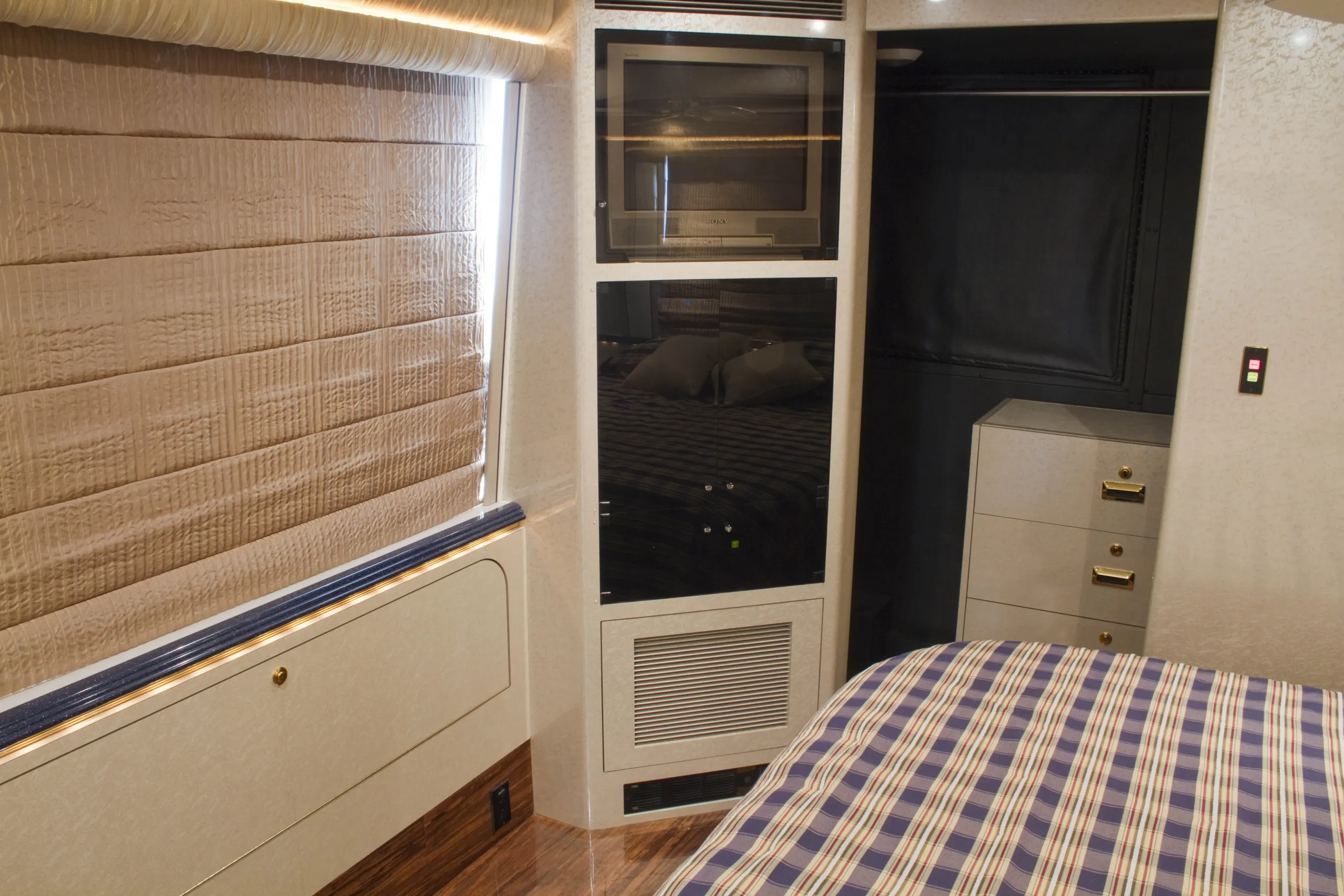 Galley kitchen of Marathon Coach 0735