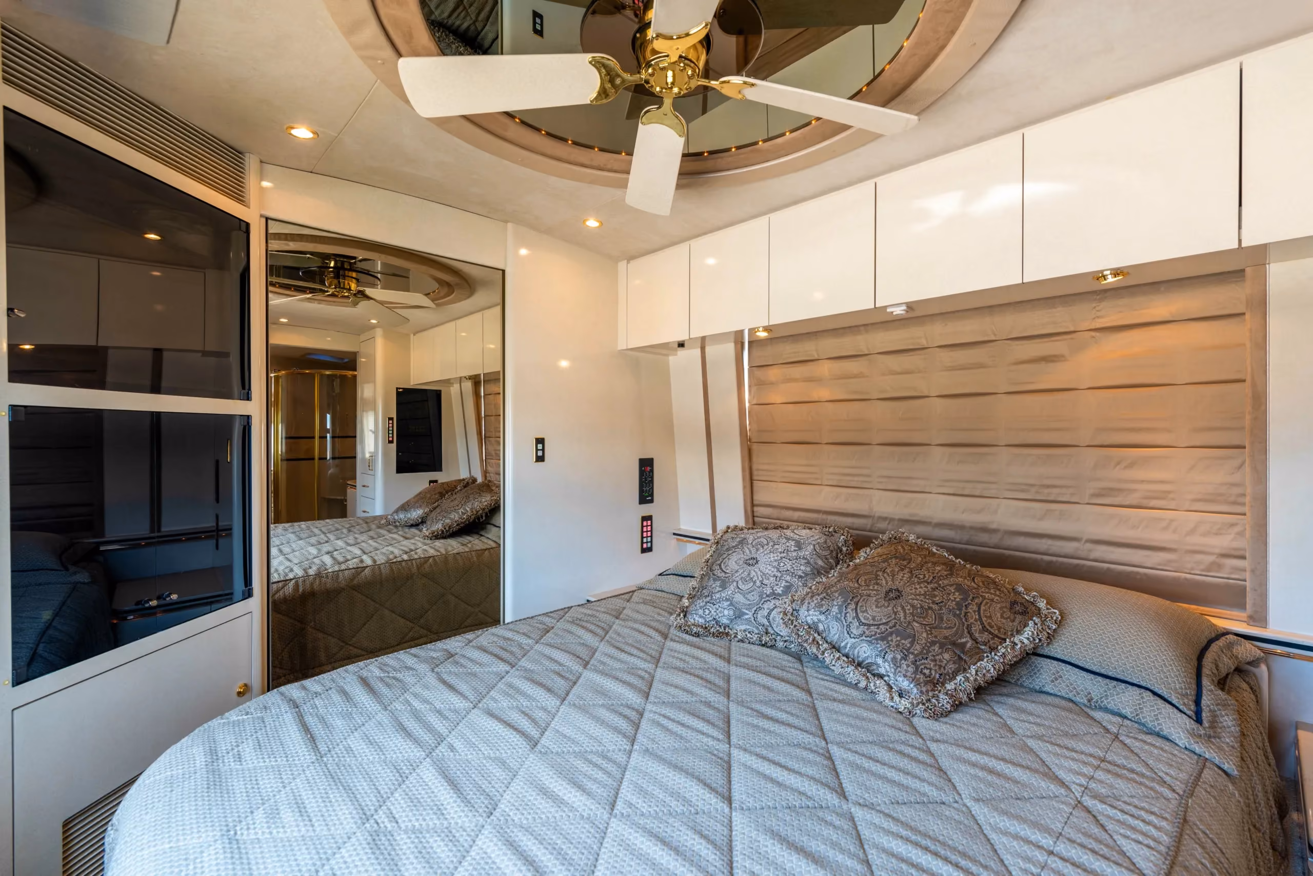 Bedroom suite in Marathon Coach 0745