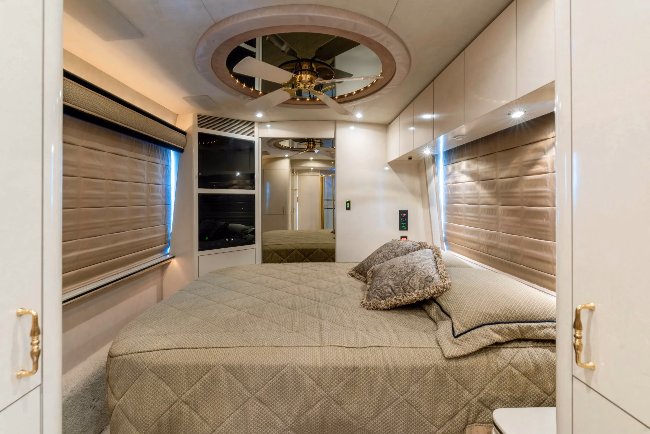 Closet and wardrobe storage in Marathon Coach 0745