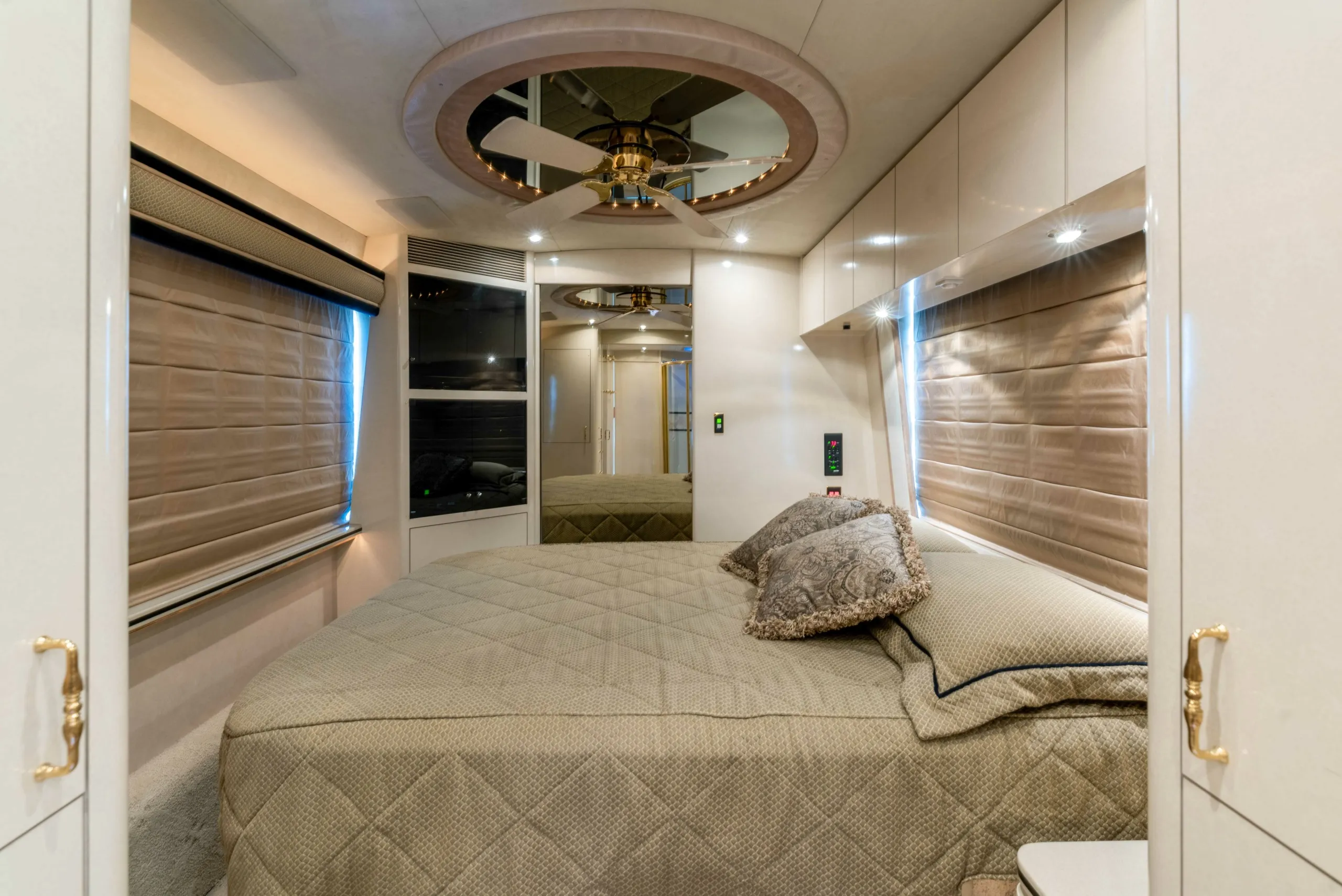 Closet and wardrobe storage in Marathon Coach 0745