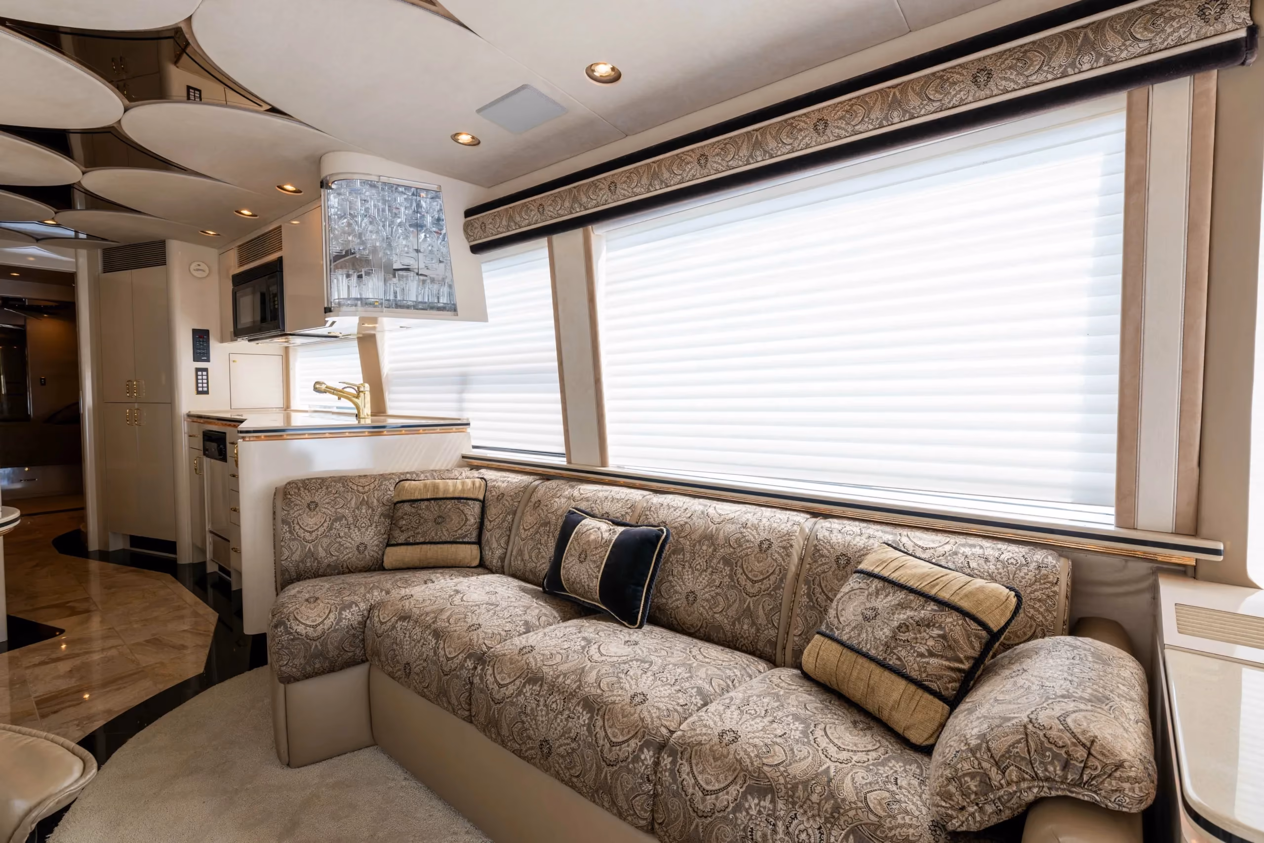 Living area of Marathon Coach 0745