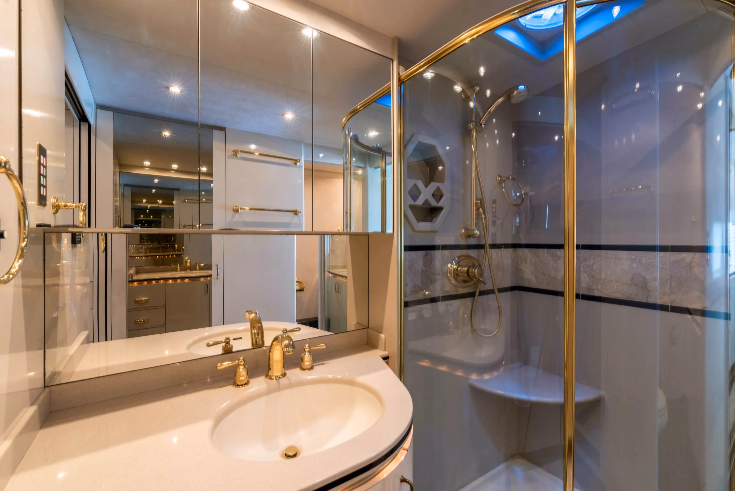 Mid-bath with shower in Marathon Coach 0745