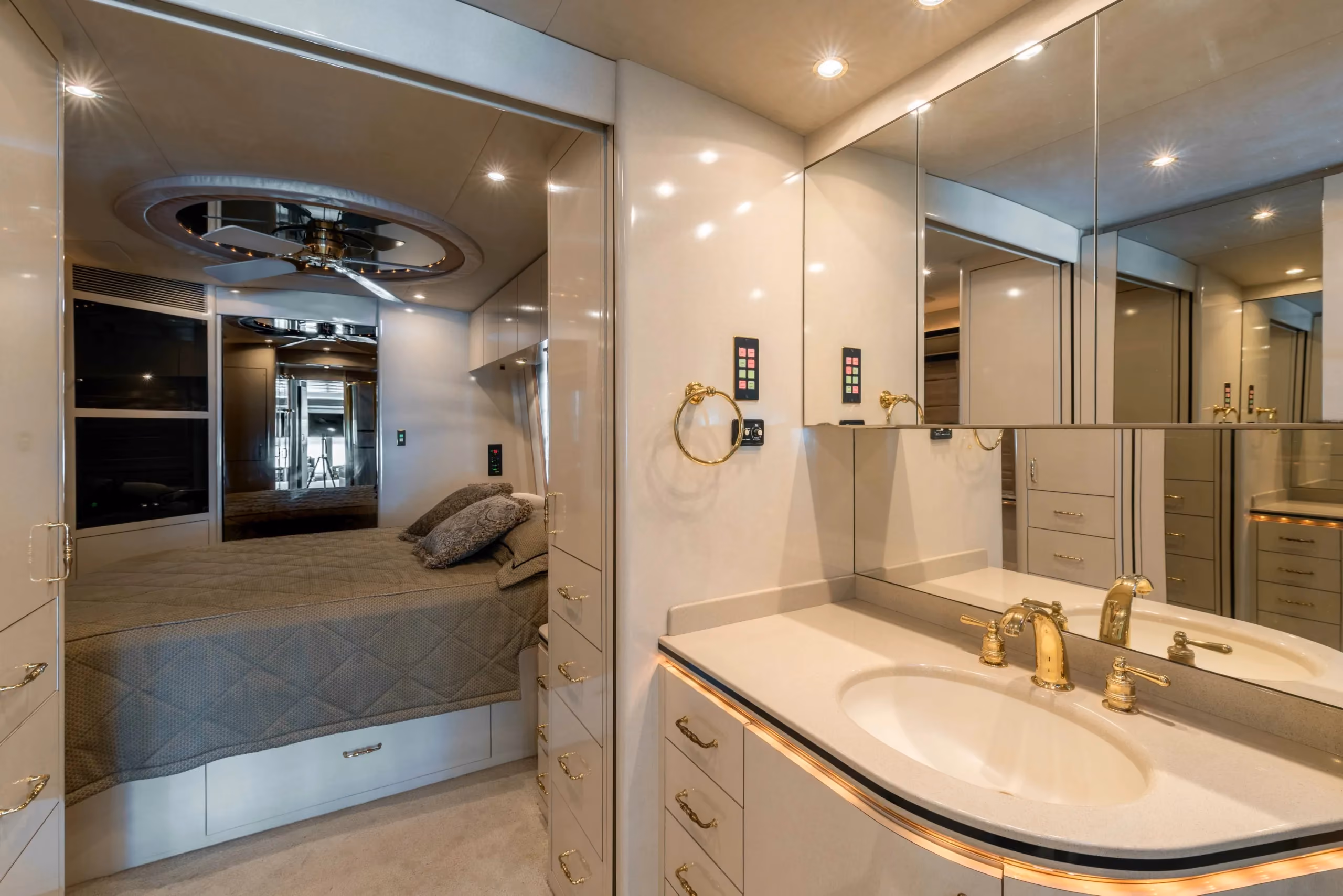 Bathroom vanity in Marathon Coach 0745