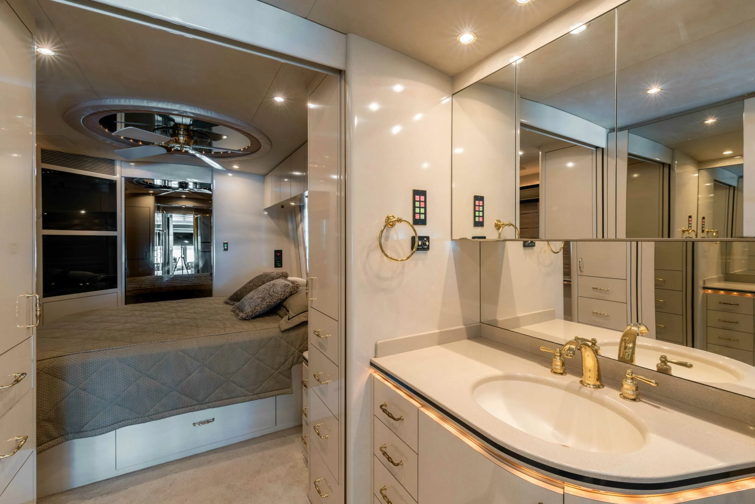 Bathroom vanity in Marathon Coach 0745