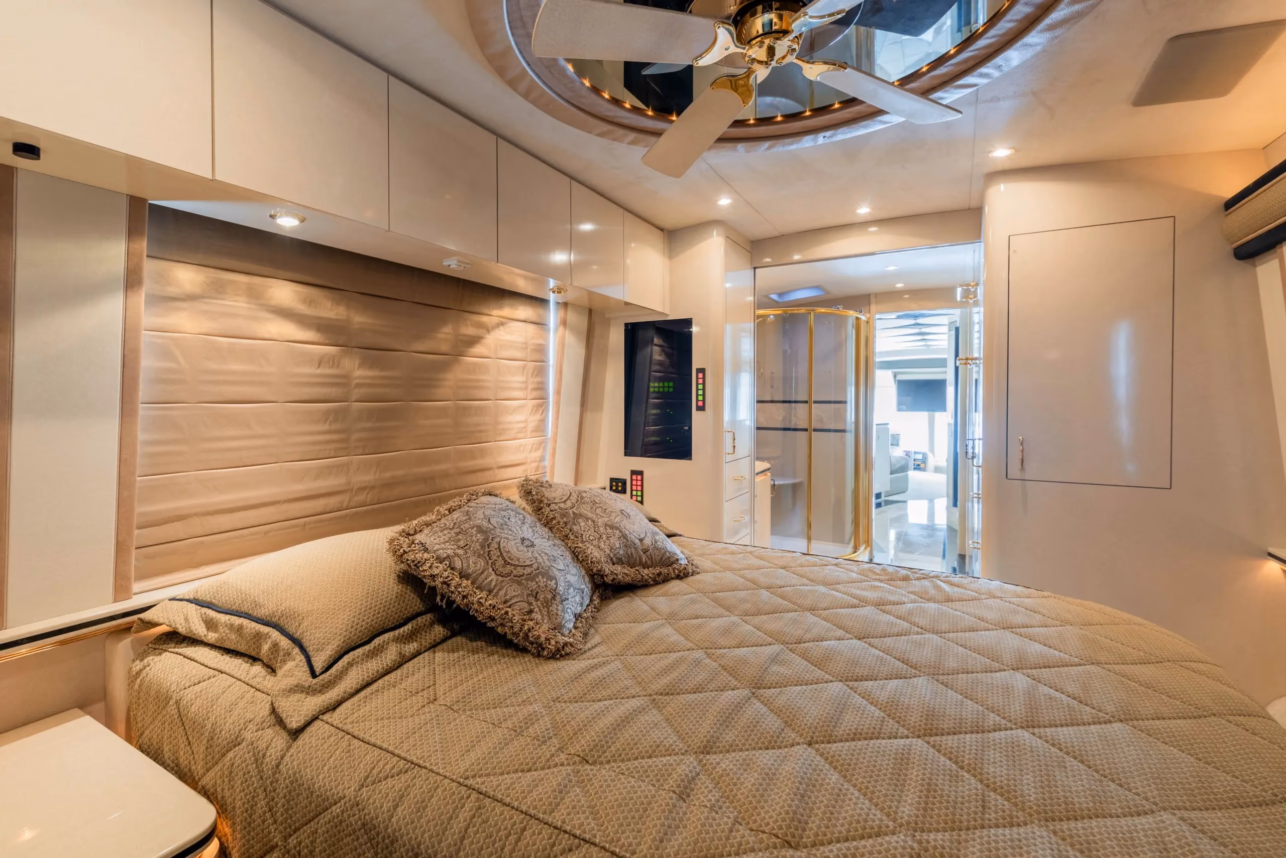 Wardrobe and storage in Marathon Coach 0745