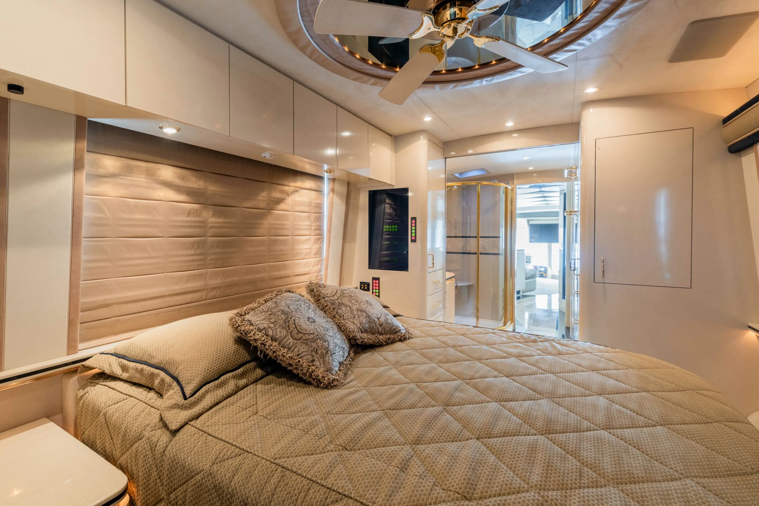 Wardrobe and storage in Marathon Coach 0745