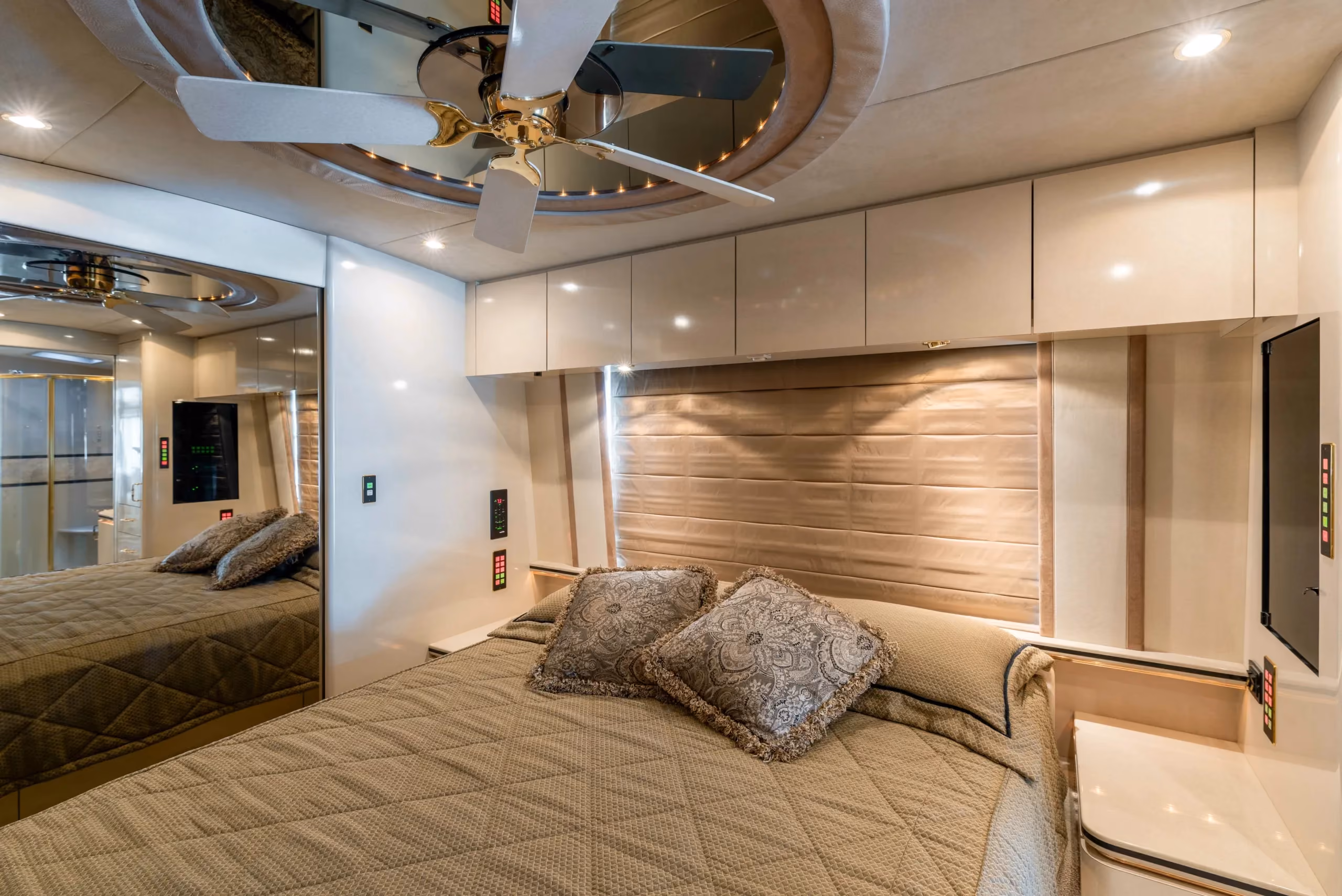 Rear bedroom of Marathon Coach 0745