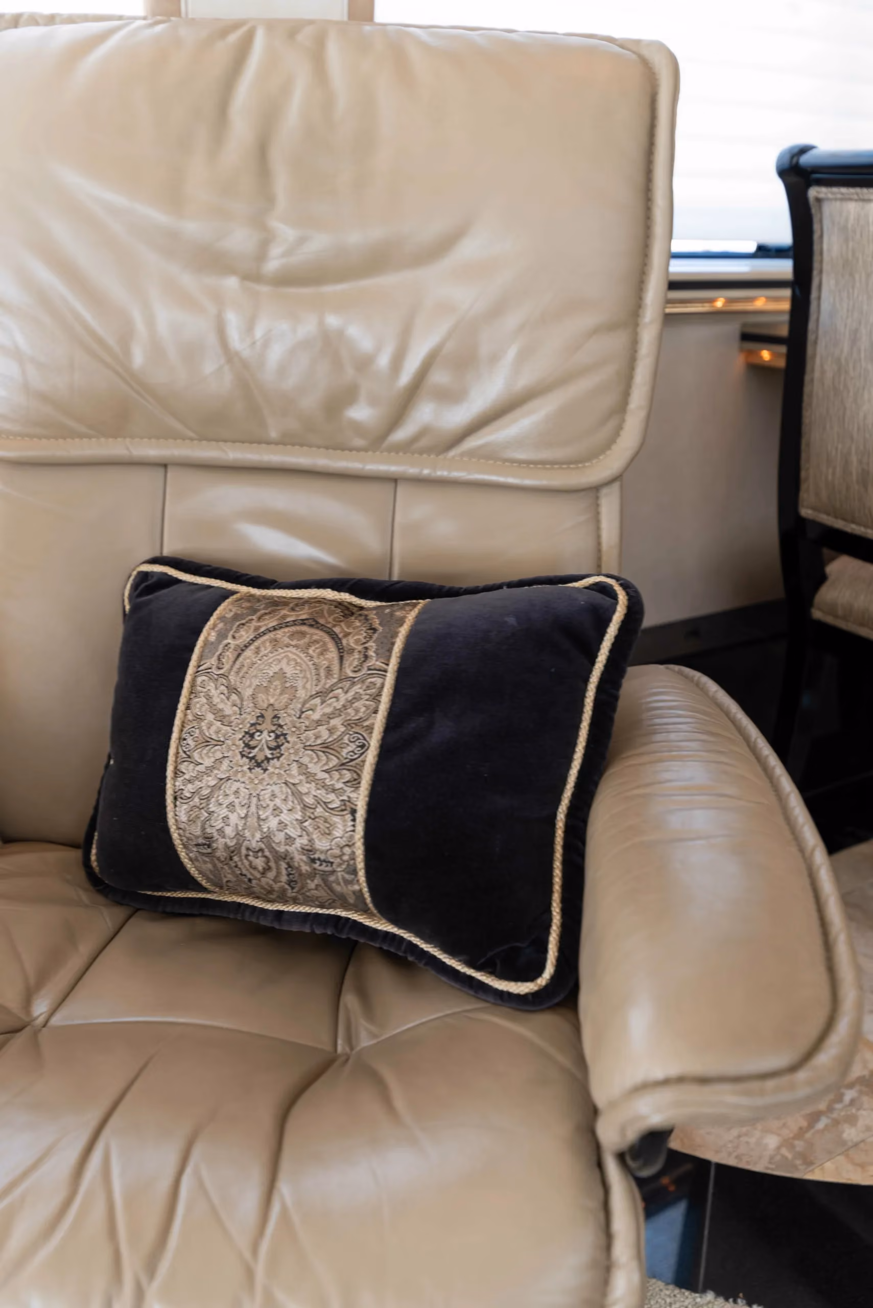 Salon detail close-up in Marathon Coach 0745
