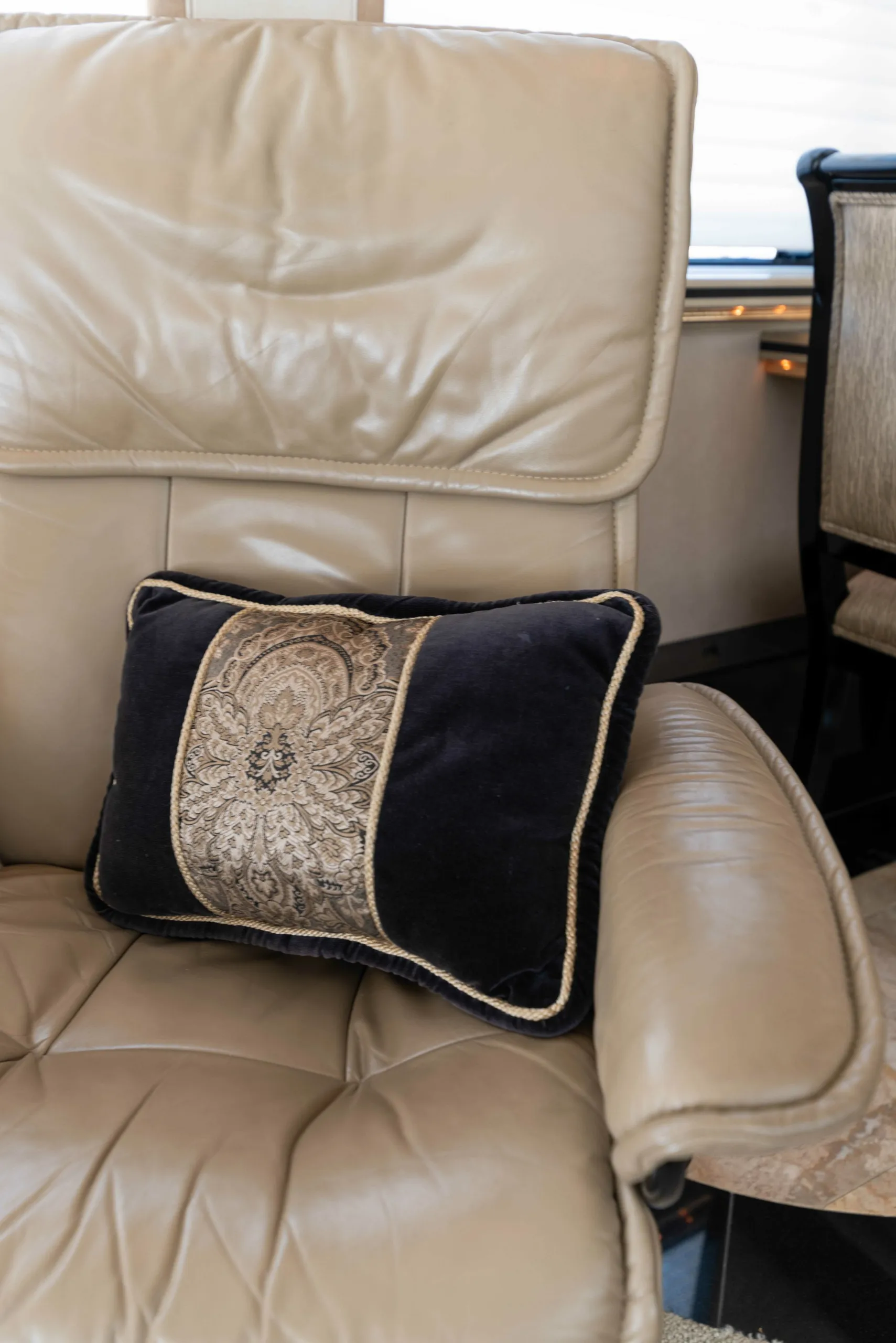 Salon detail close-up in Marathon Coach 0745