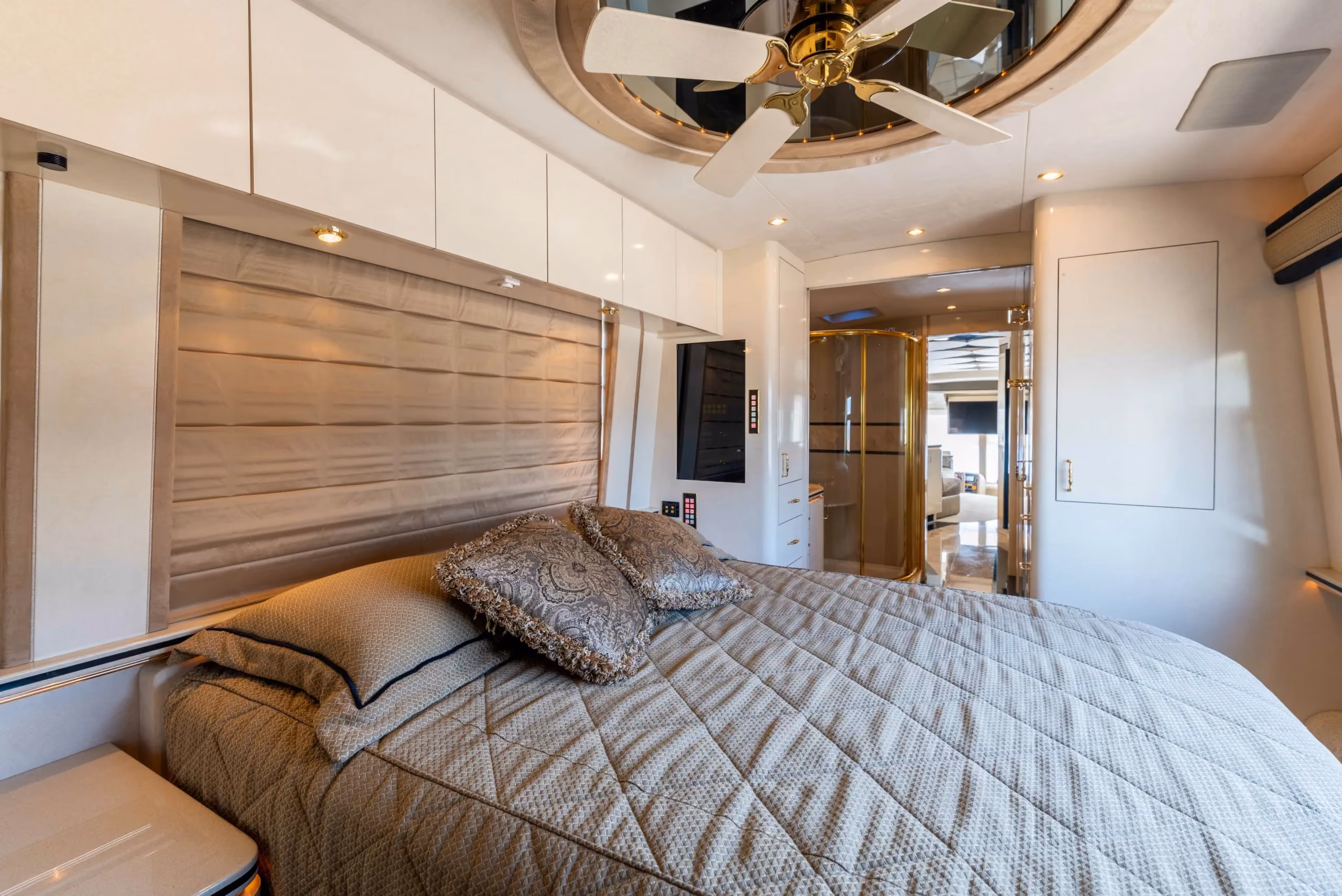 Bedroom detail in Marathon Coach 0745
