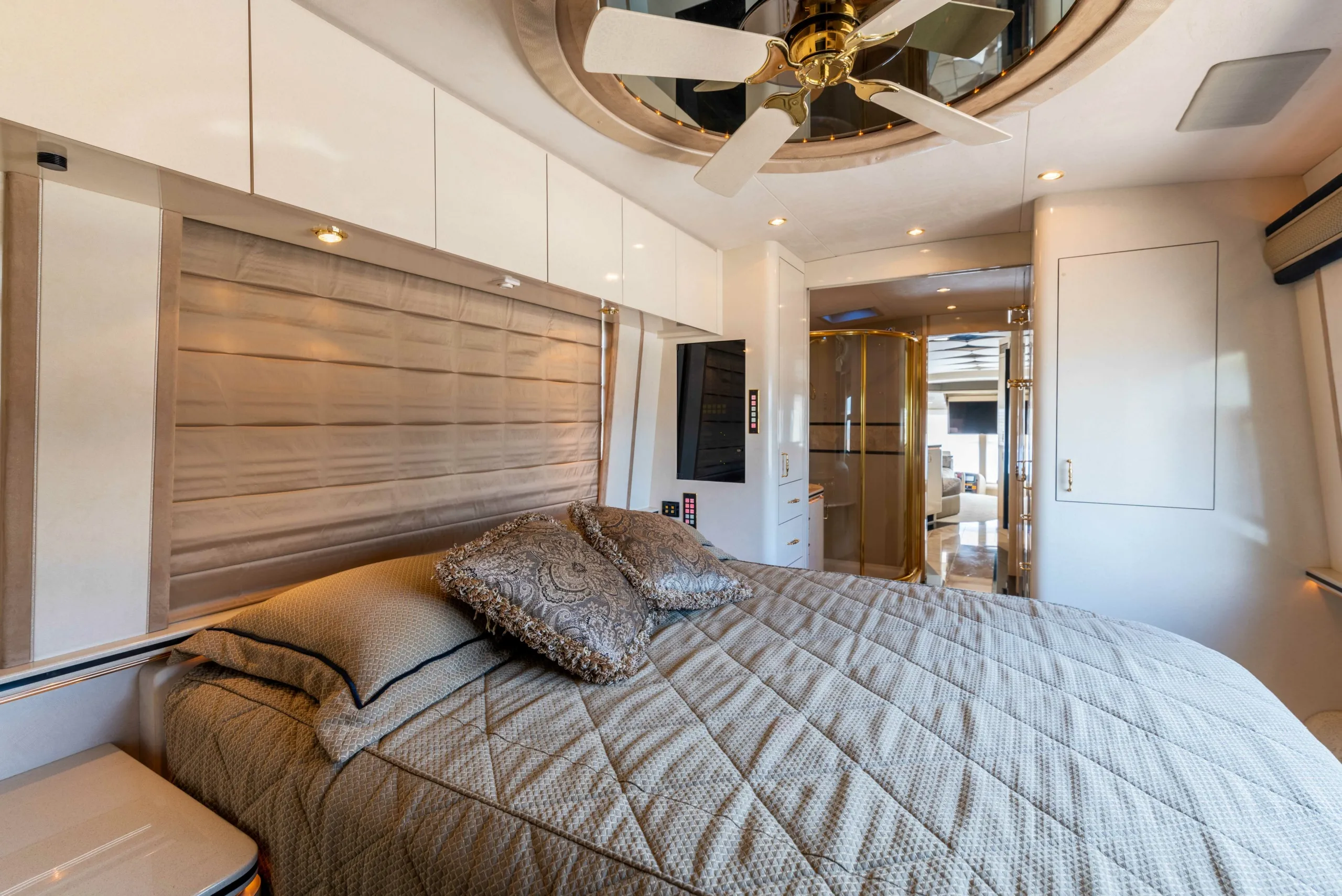 Bedroom detail in Marathon Coach 0745