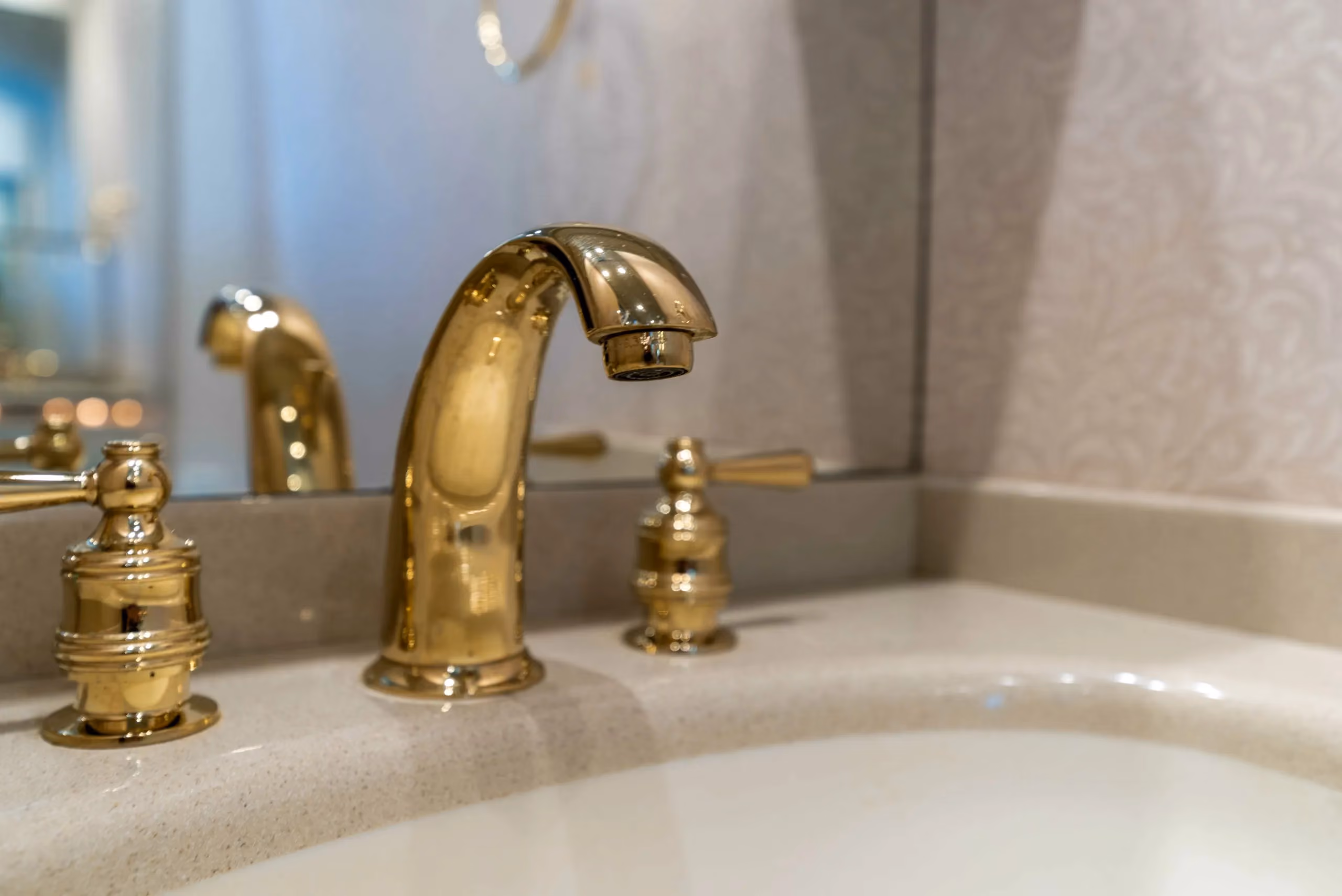 Mid-bath shower detail in Marathon Coach 0745