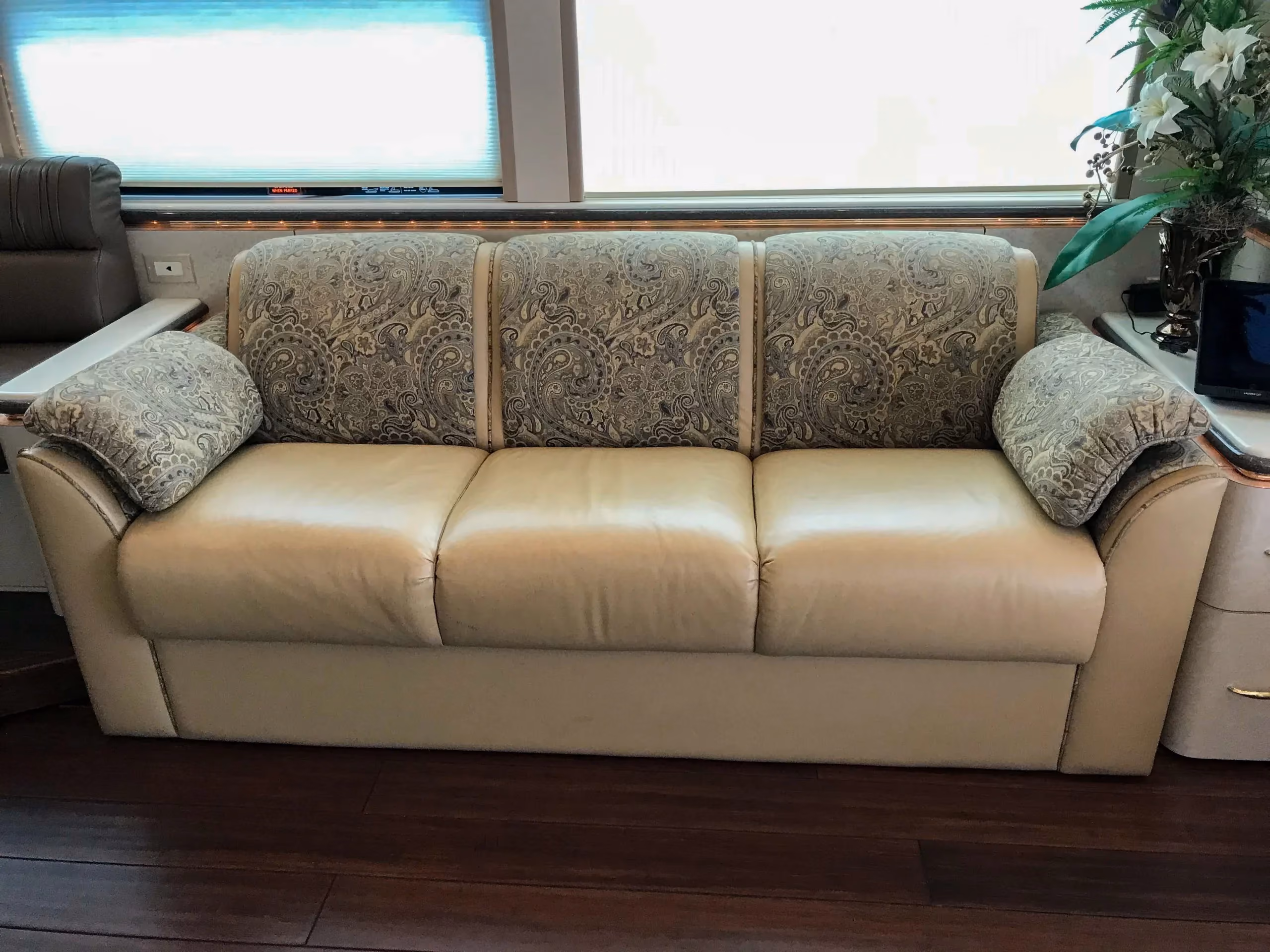 Living area seating in Marathon Coach 0813