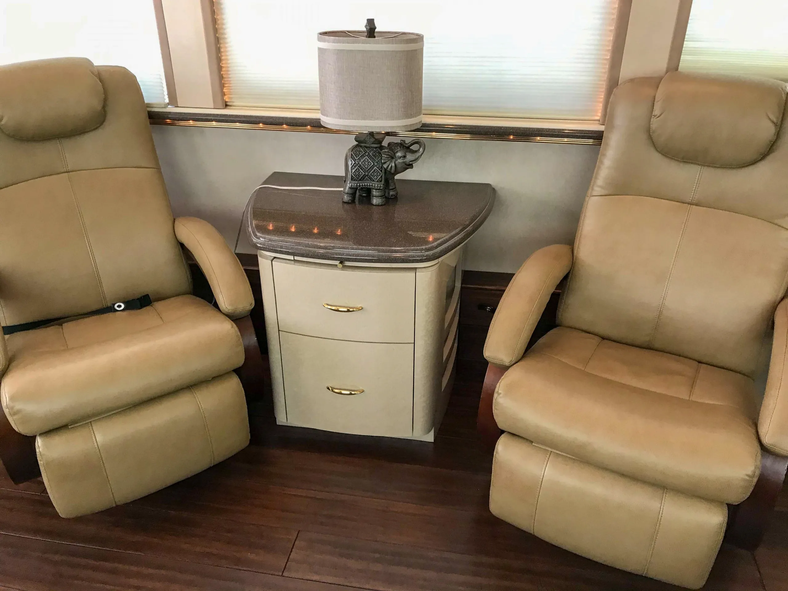 Salon interior of Marathon Coach 0813