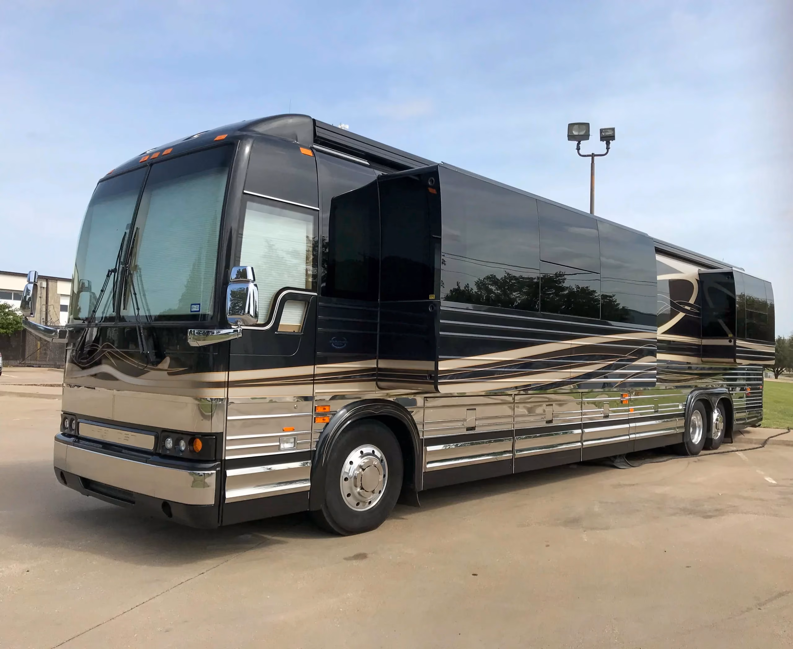Countertop and finish close-up in Marathon Coach 0813