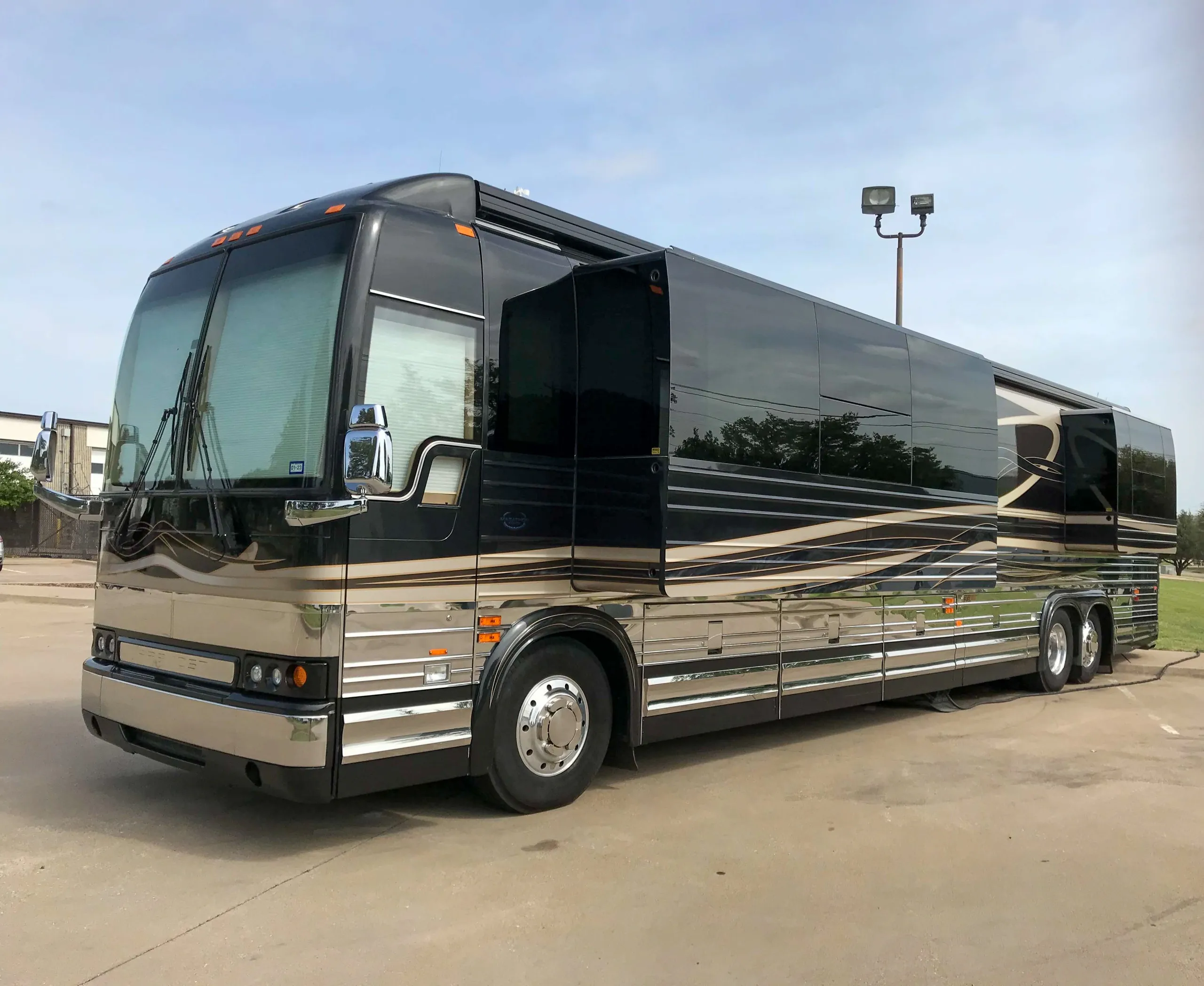 Countertop and finish close-up in Marathon Coach 0813