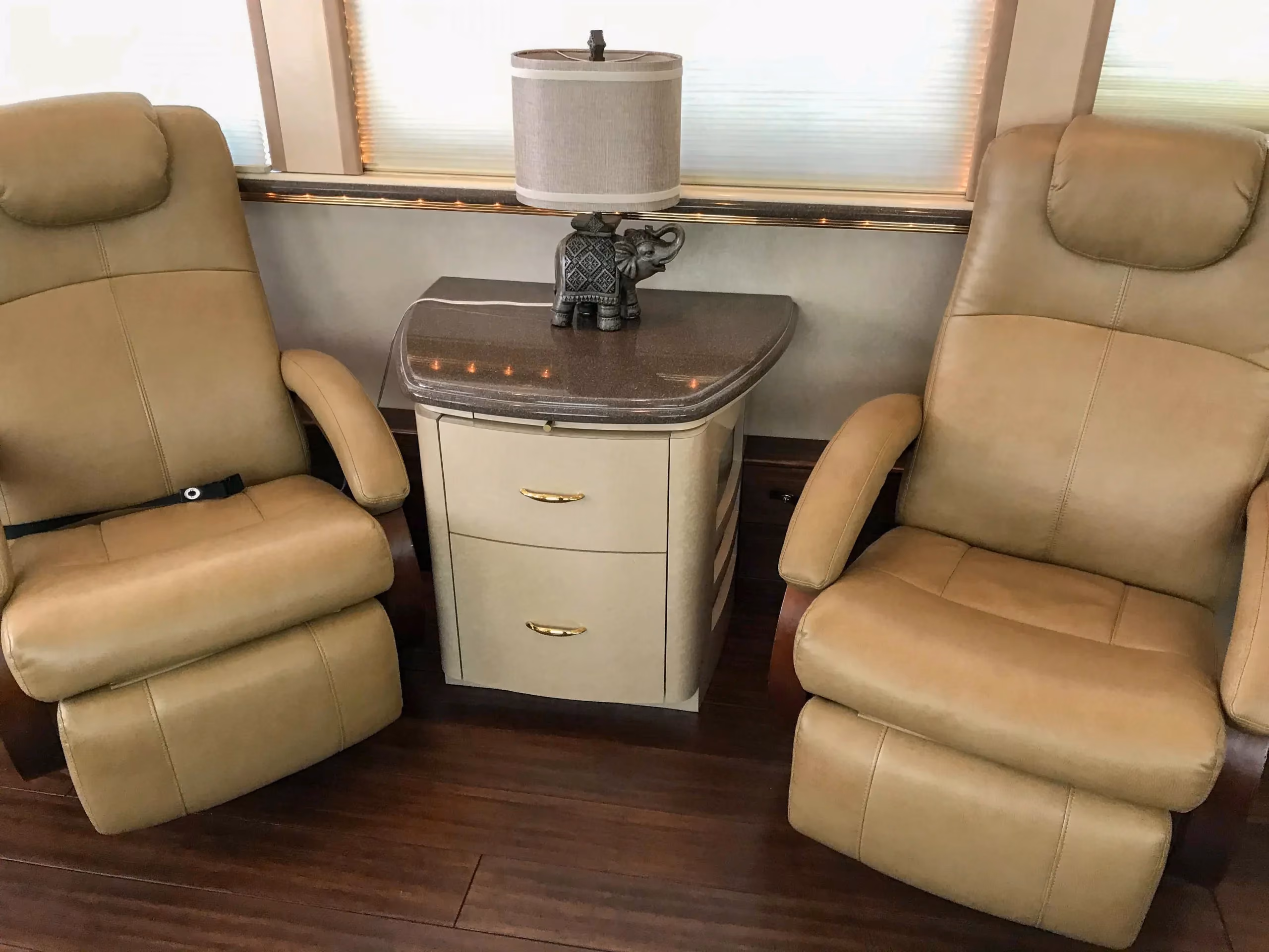 Salon of 2003 Marathon Coach 0813 on Prevost XLII-45
