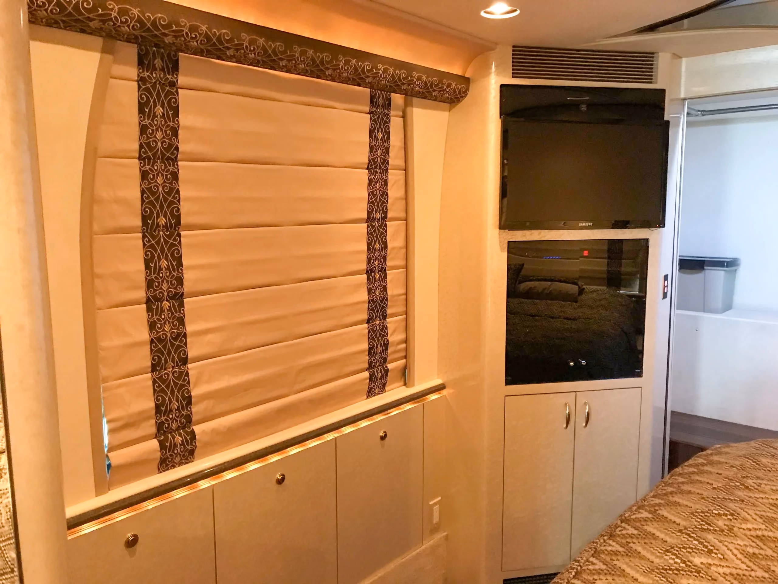 Mid-coach bathroom in Marathon Coach 0813