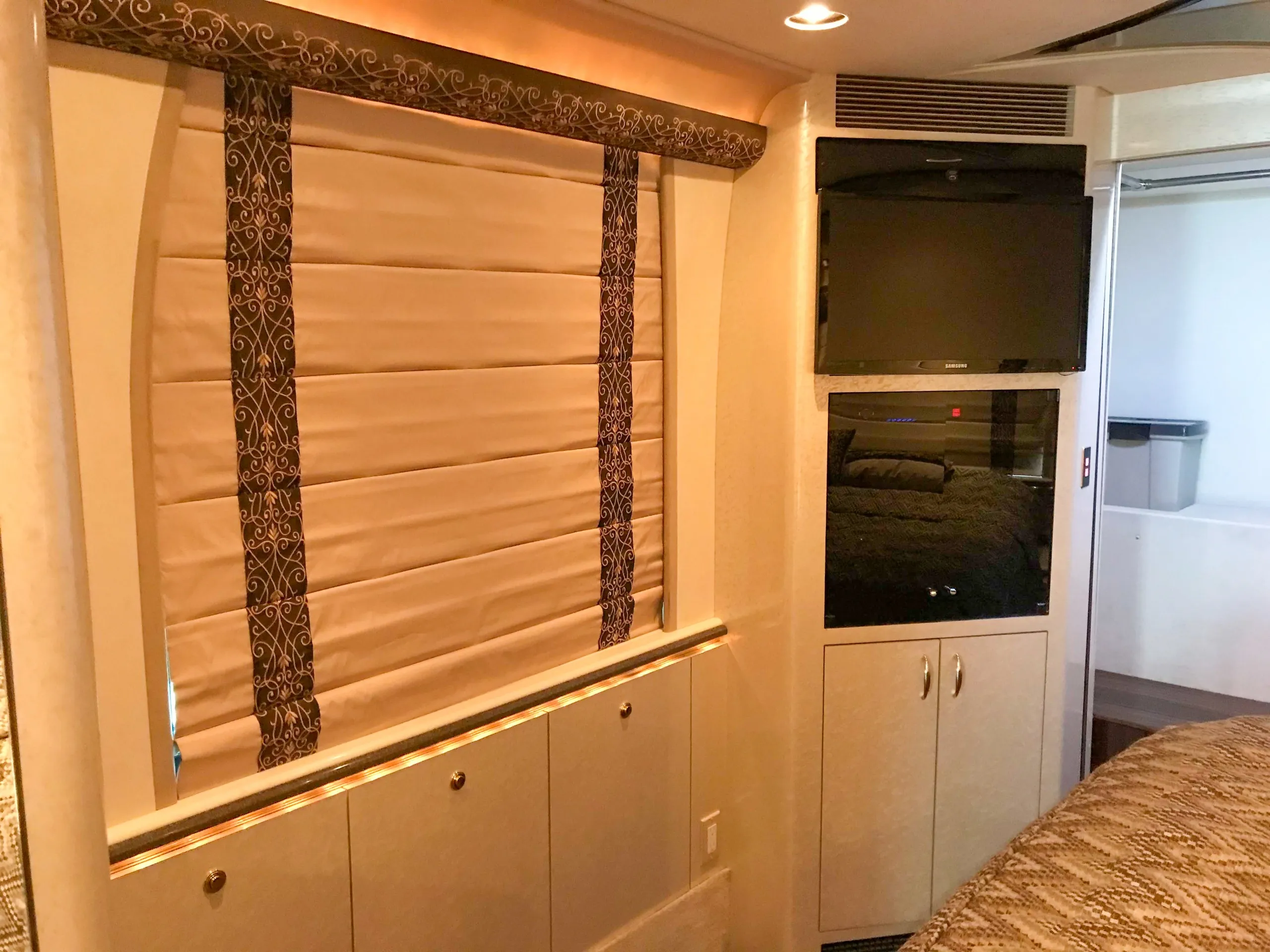 Mid-coach bathroom in Marathon Coach 0813