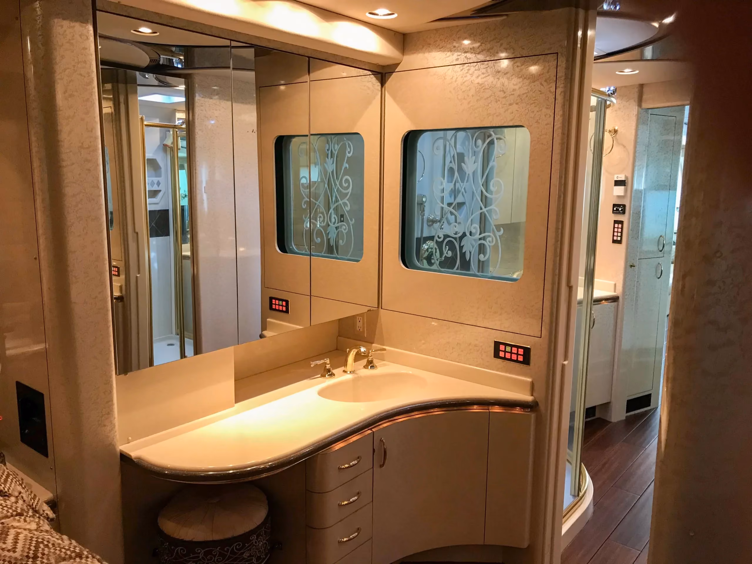 Closet and wardrobe in Marathon Coach 0813