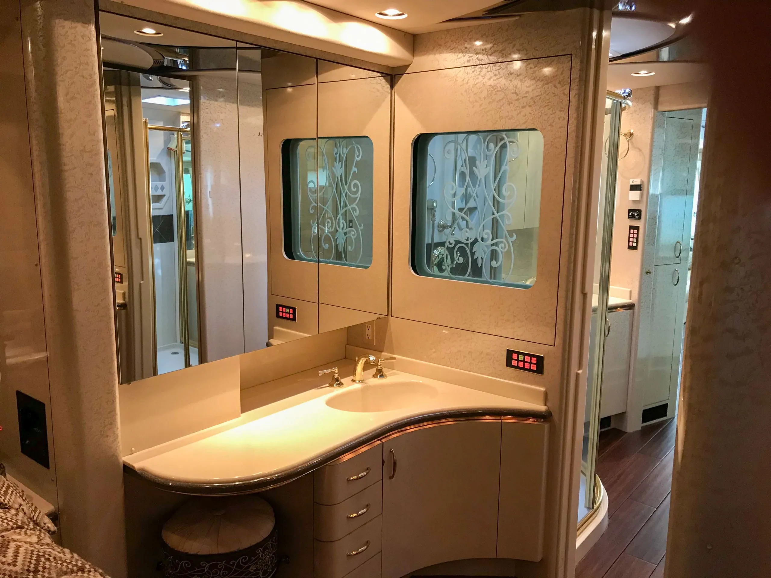 Closet and wardrobe in Marathon Coach 0813