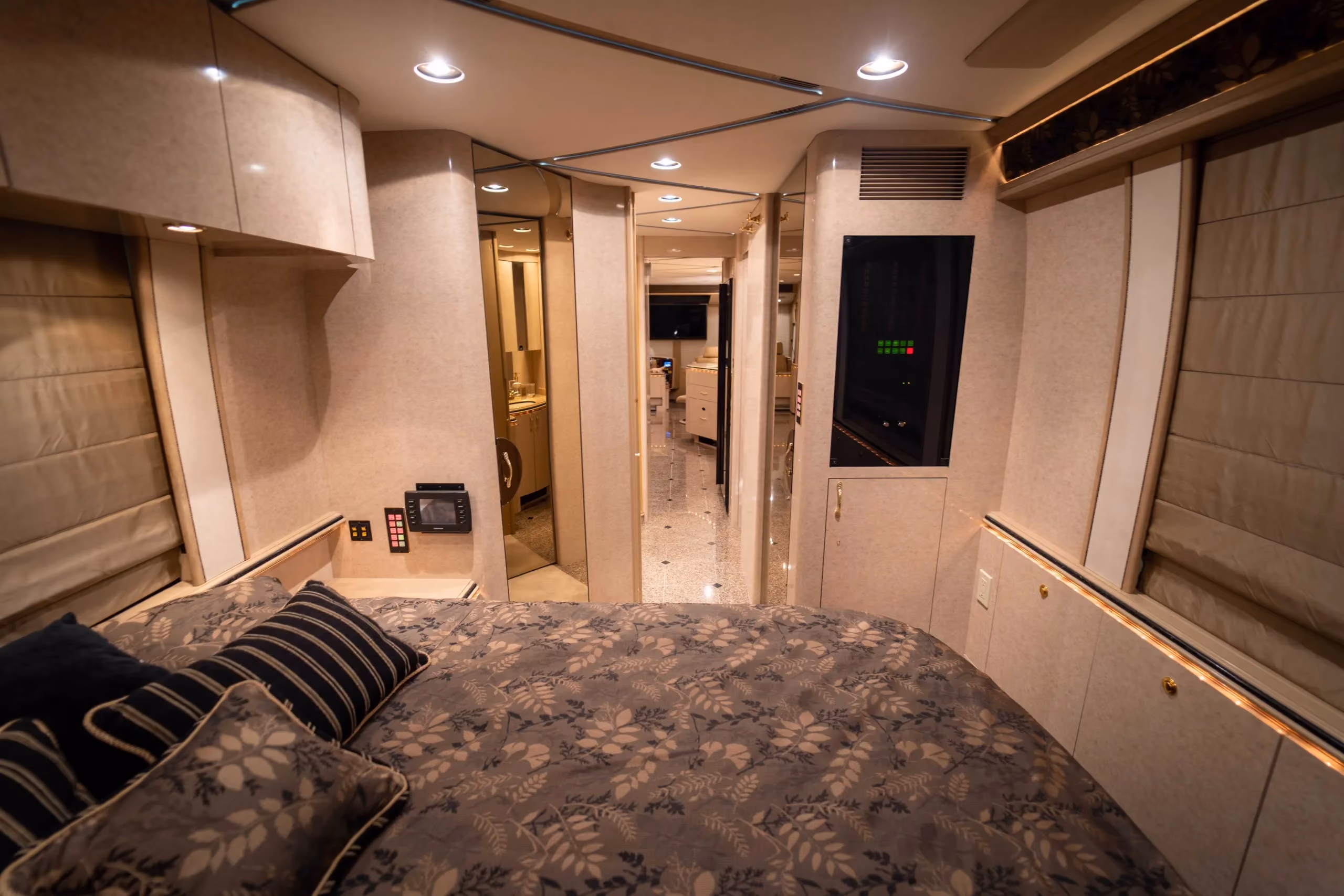 Salon detail close-up in Marathon Coach 0826